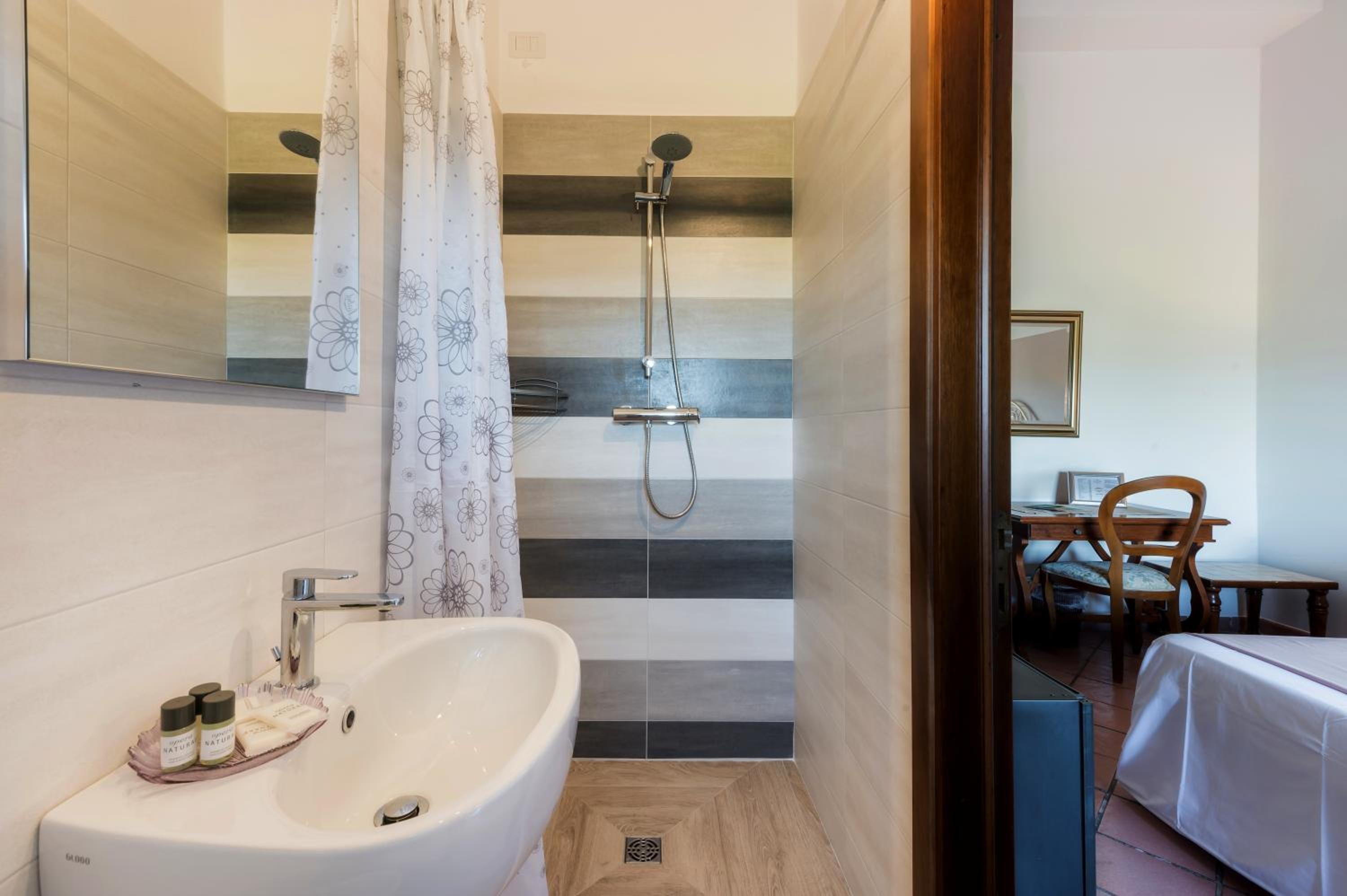 Double or Twin Room with View - Photo 5