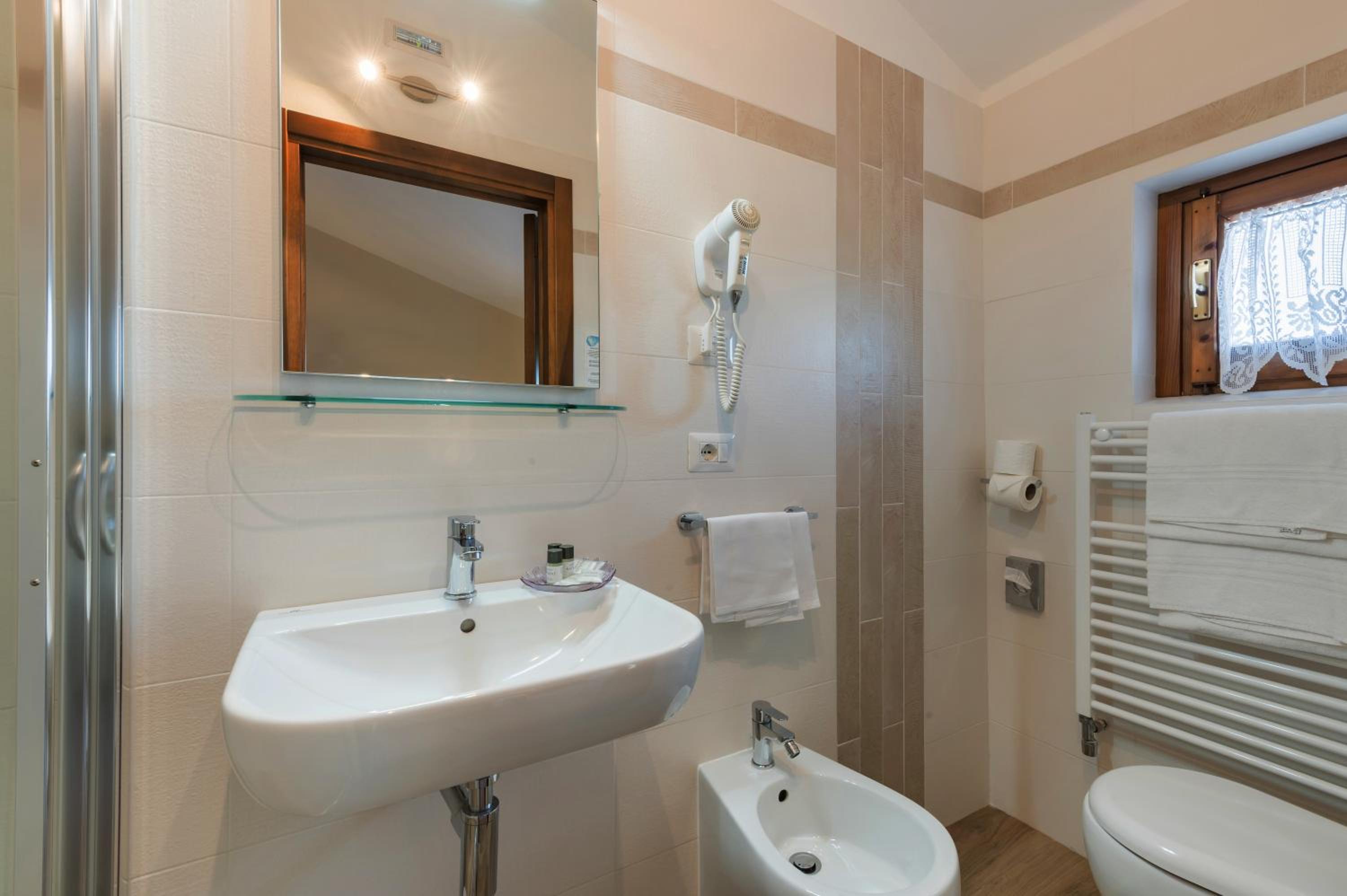 Standard Double or Twin Room - Photo 5