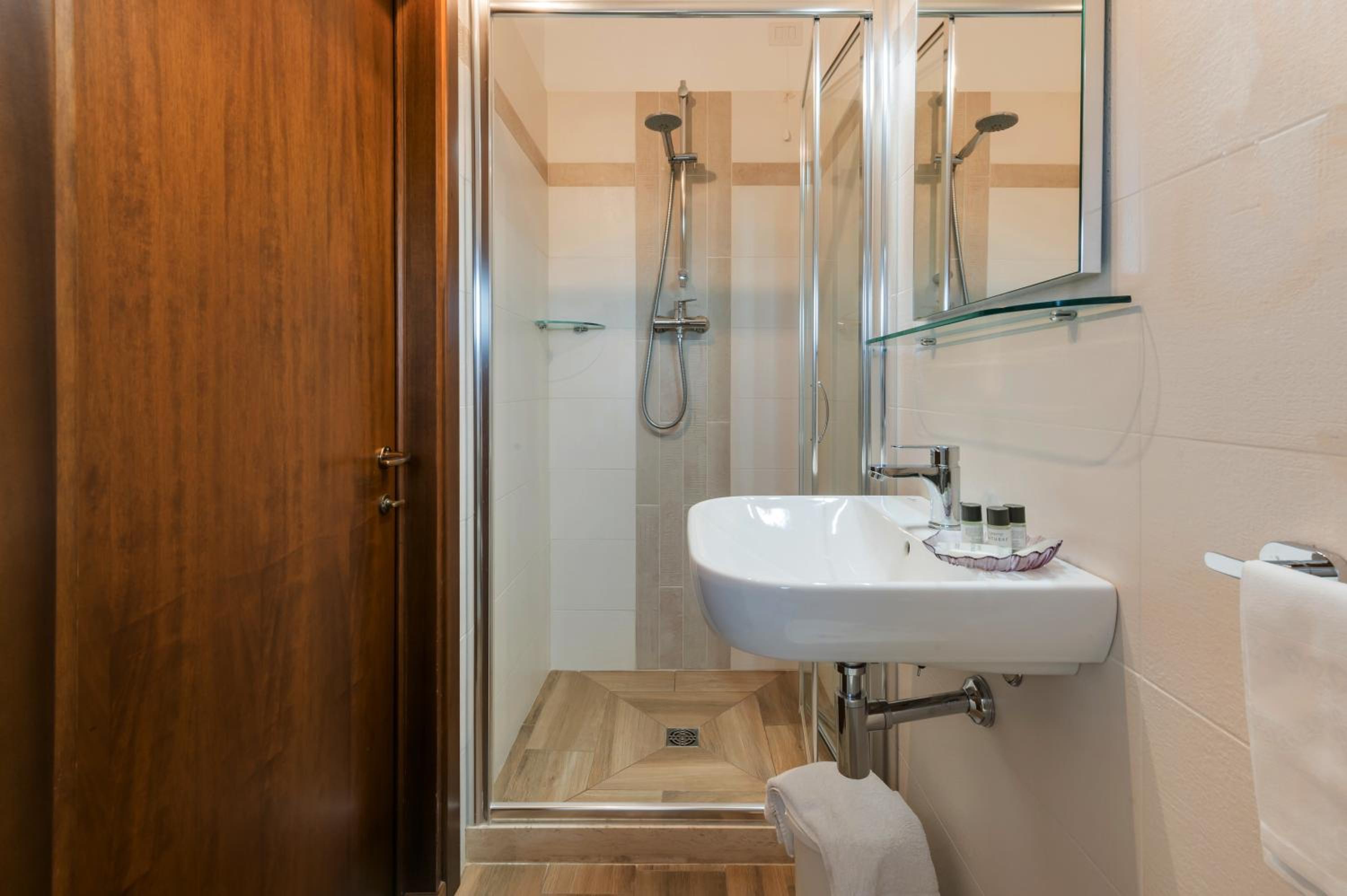 Standard Double or Twin Room - Photo 6