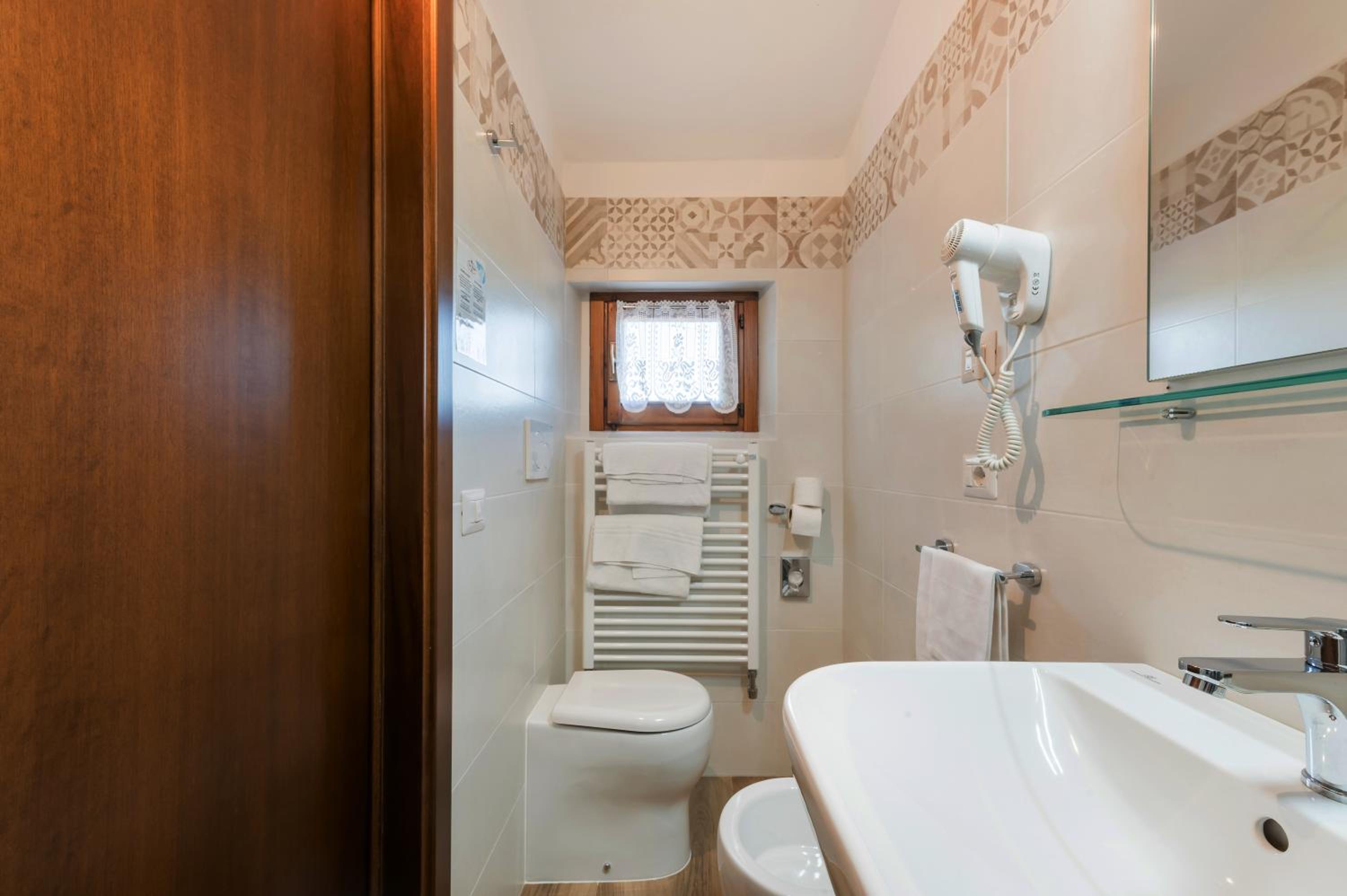 Double or Twin Room with View - Photo 4