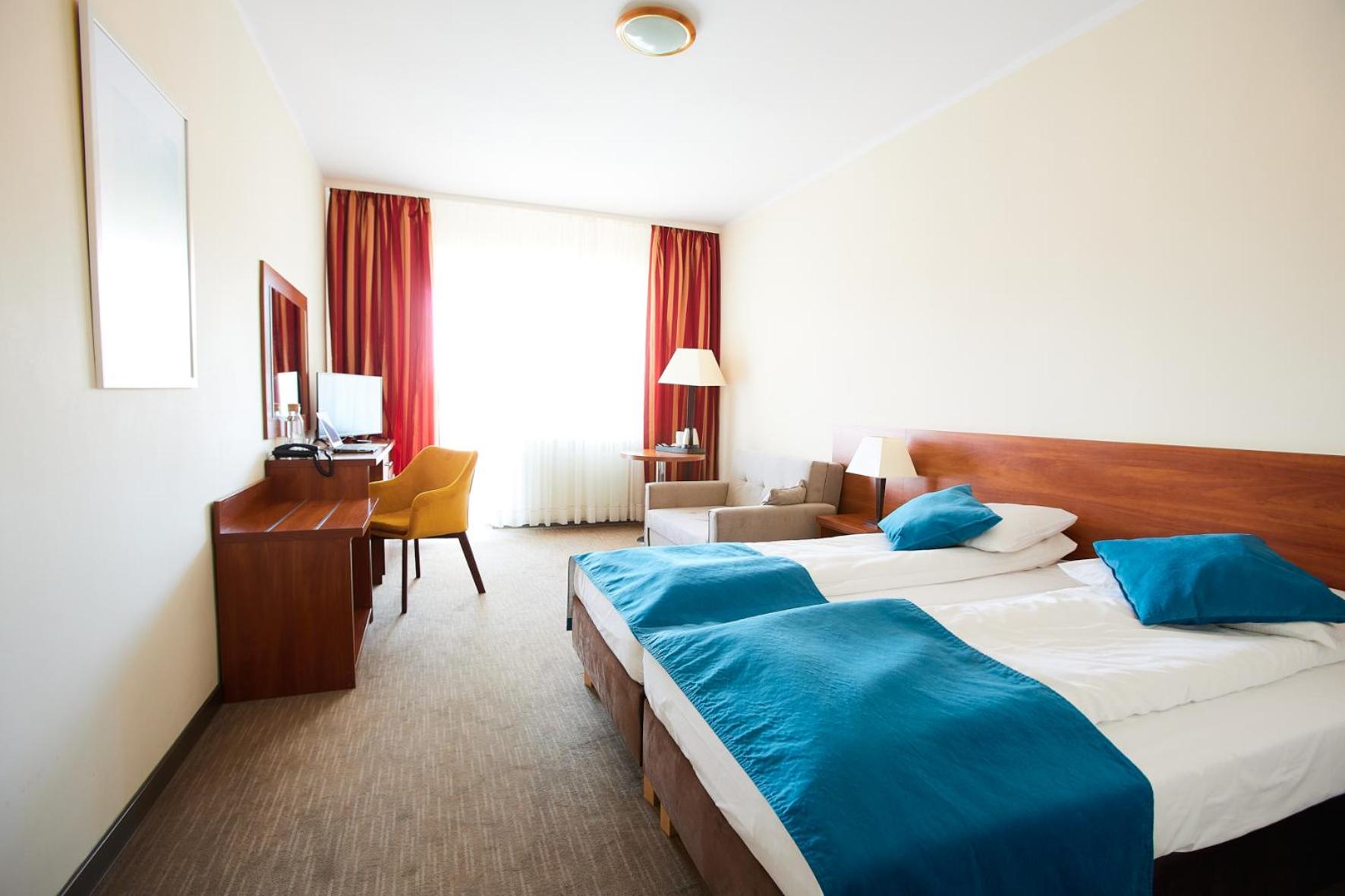 Standard Twin Room - Photo 4