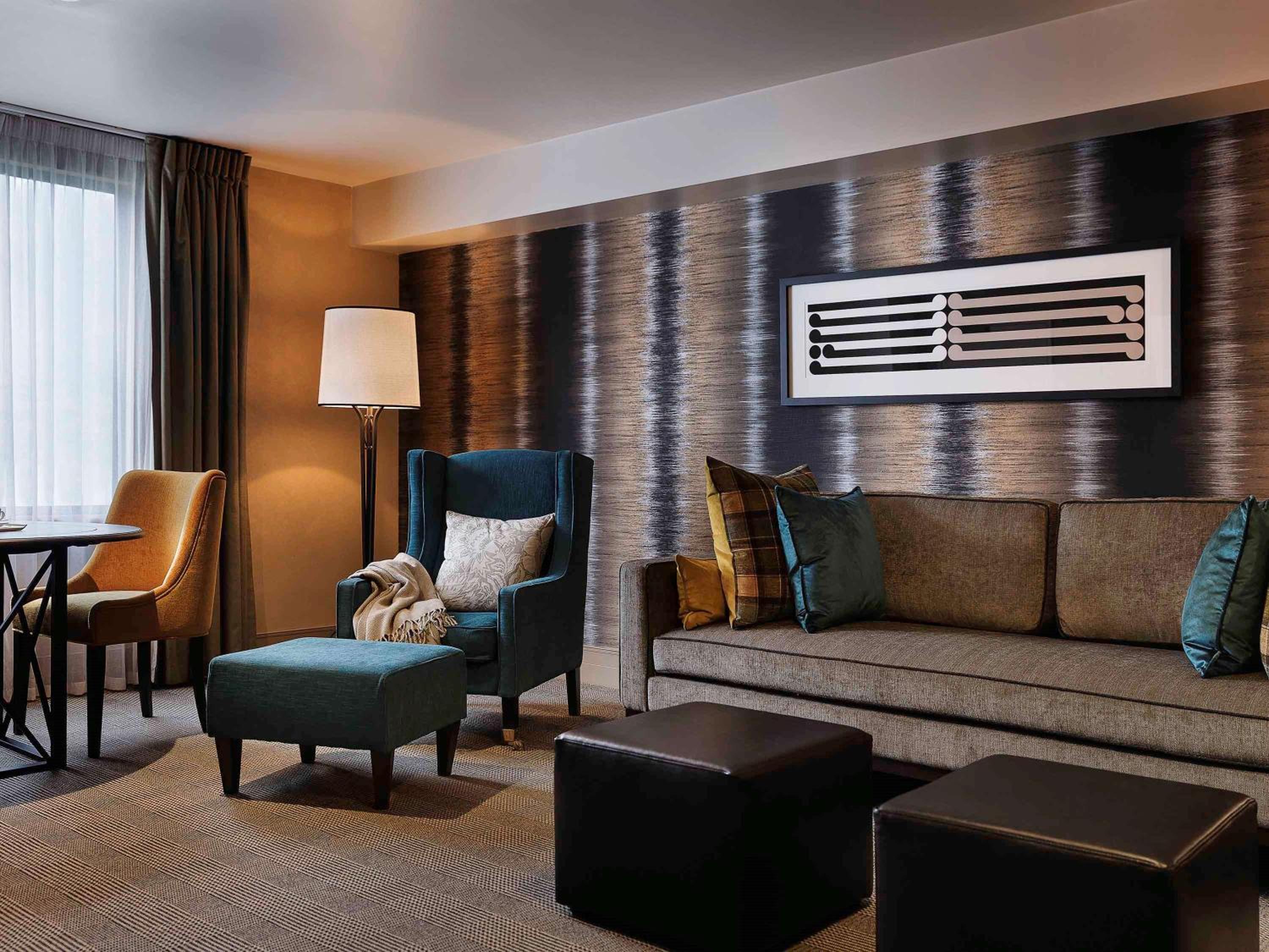 One-Bedroom King Suite with Lake View - Photo 2