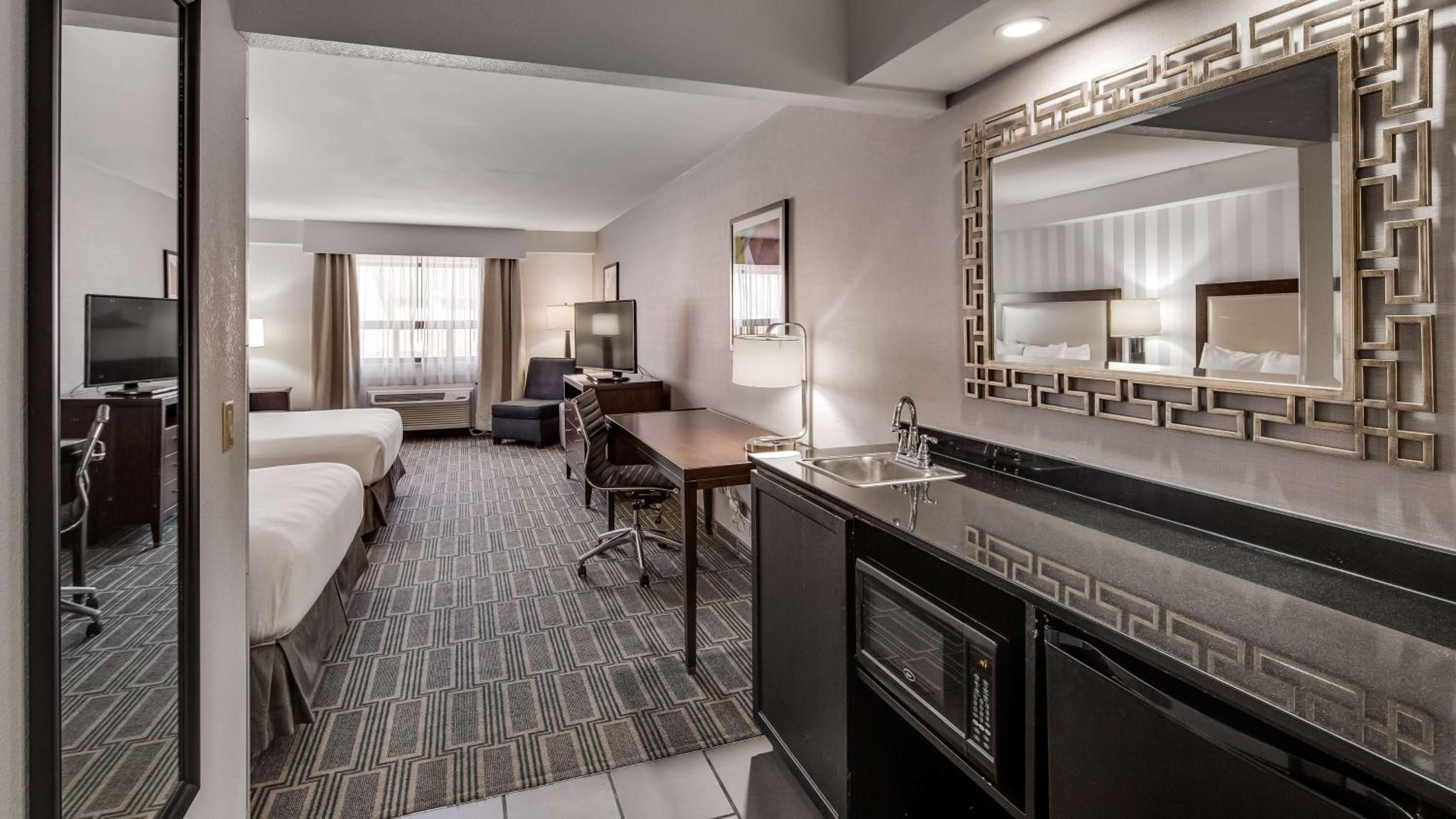 Queen Suite with Two Queen Beds photo 1