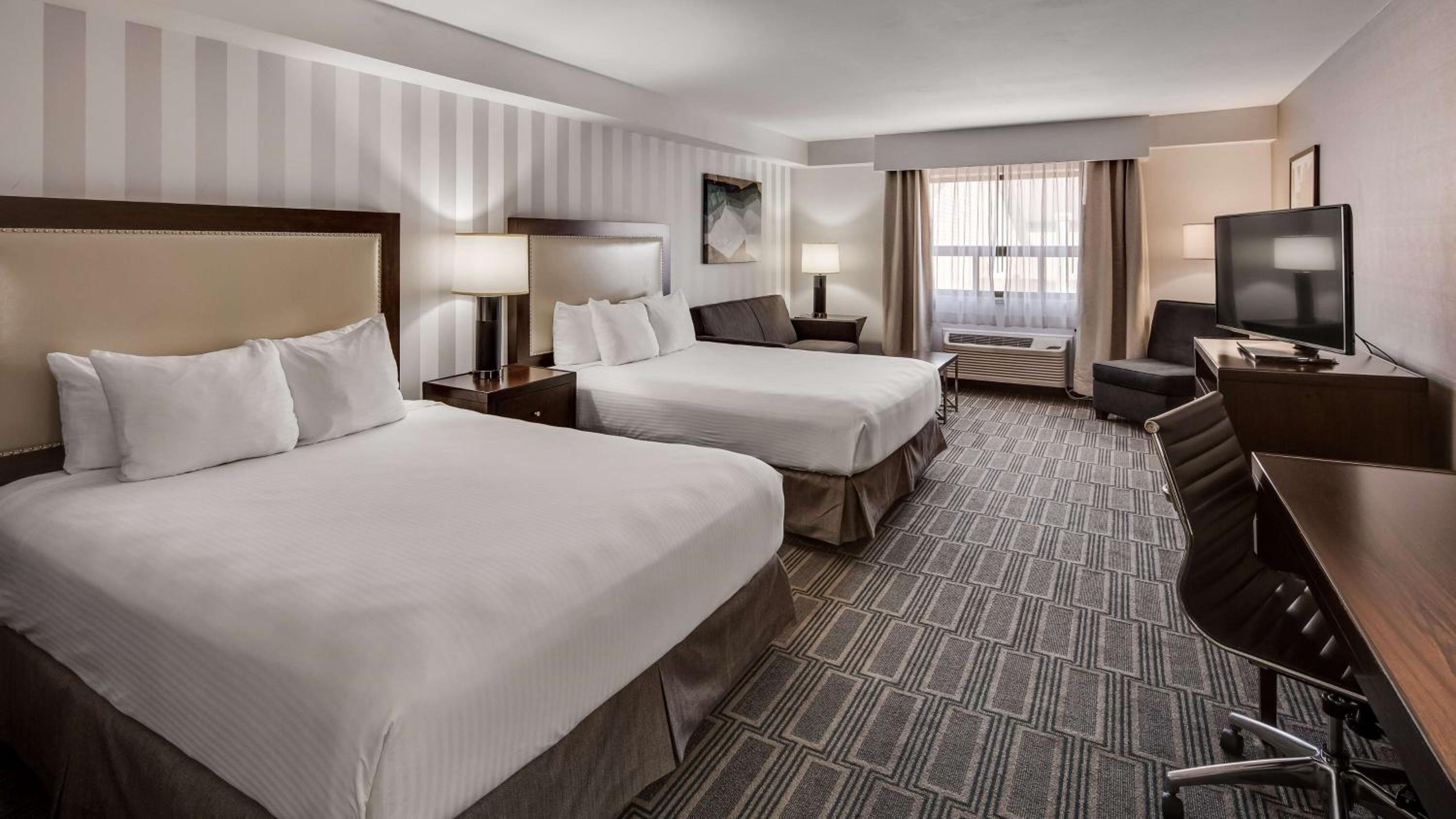 Queen Suite with Two Queen Beds photo 3