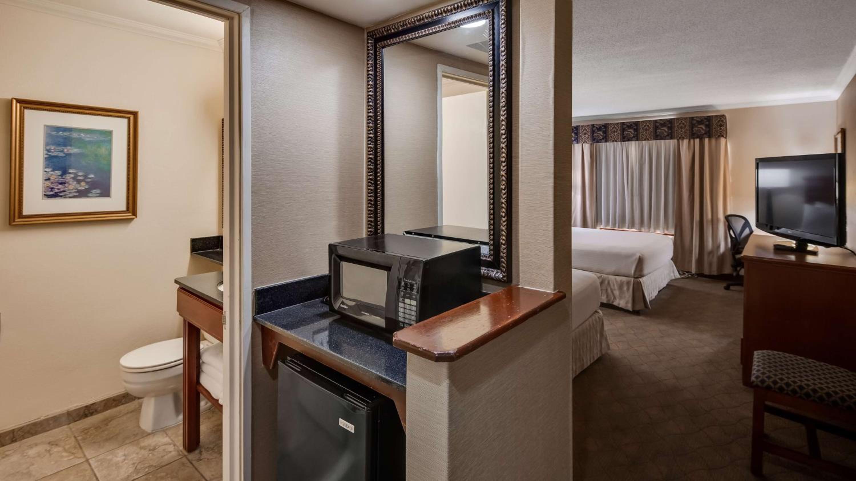 Queen Room with Two Queen Beds and Bath Tub - Disability Access/Non-Smoking  photo 2