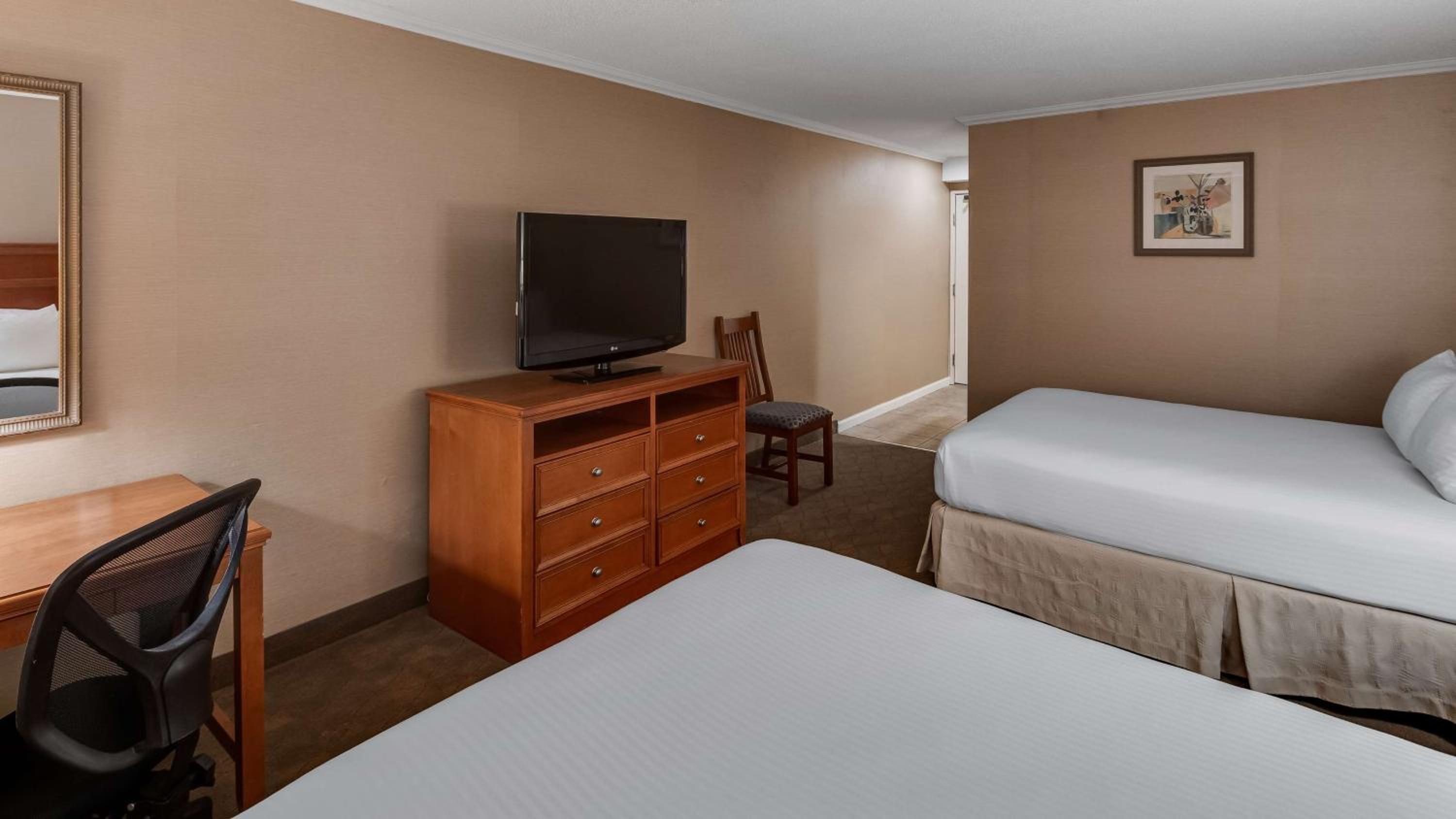 Queen Room with Two Queen Beds and Bath Tub - Disability Access/Non-Smoking  photo 3