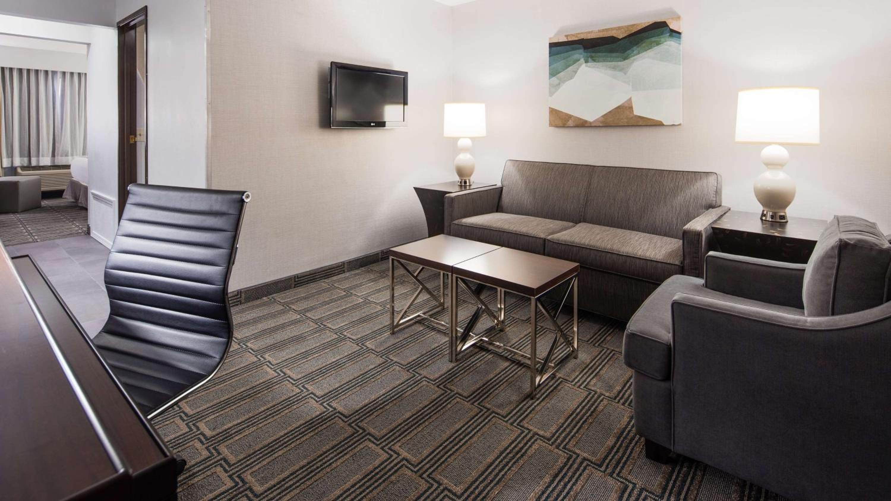 Queen Suite with Sofa Bed - Non Smoking photo 1