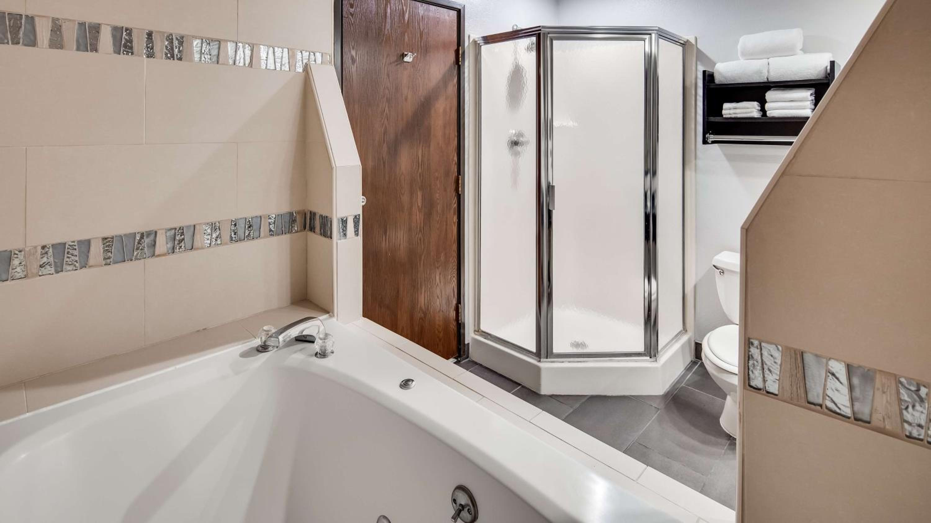 King Suite with Whirlpool - Non-Smoking photo 3