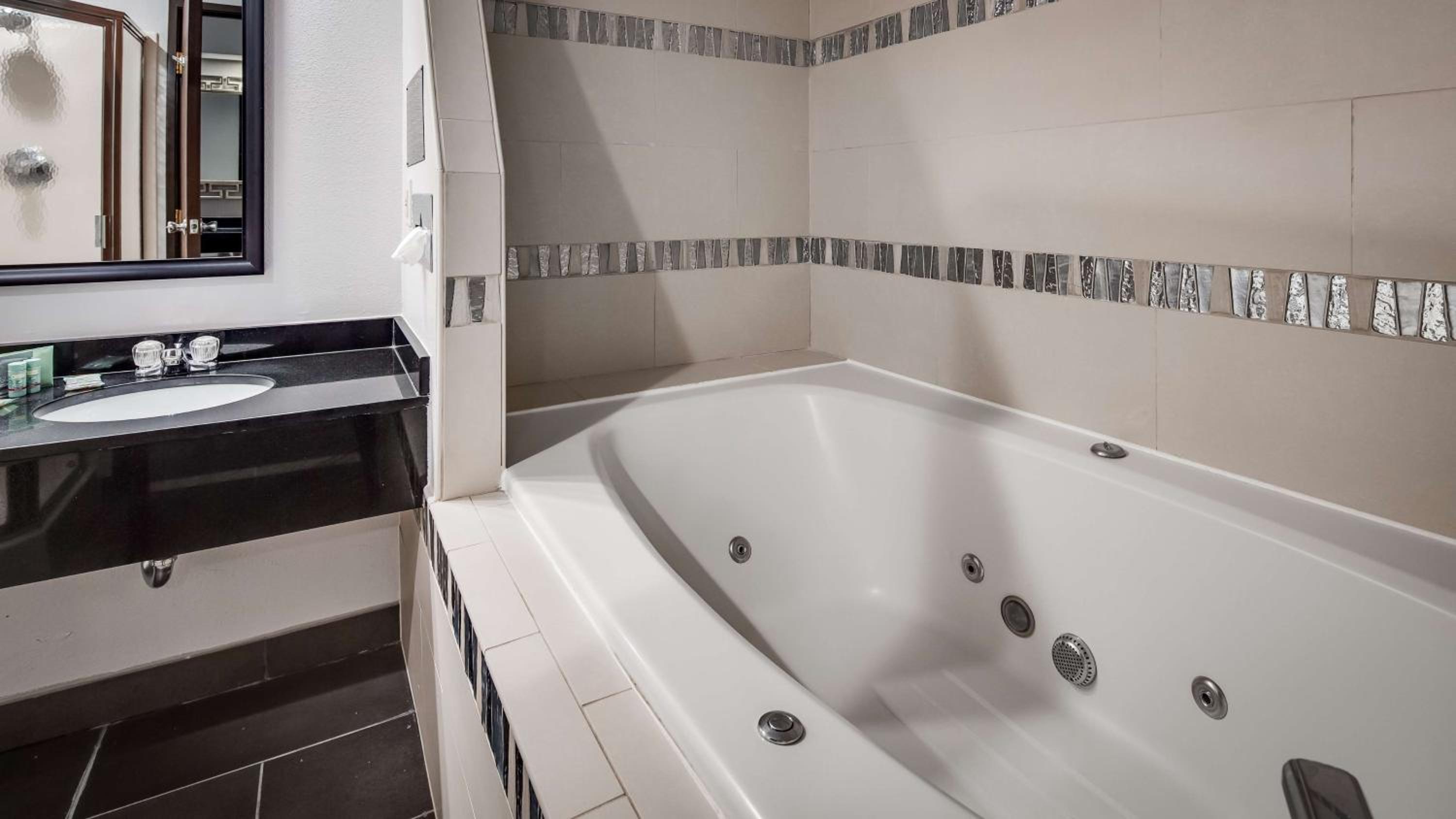 King Suite with Whirlpool - Non-Smoking photo 2