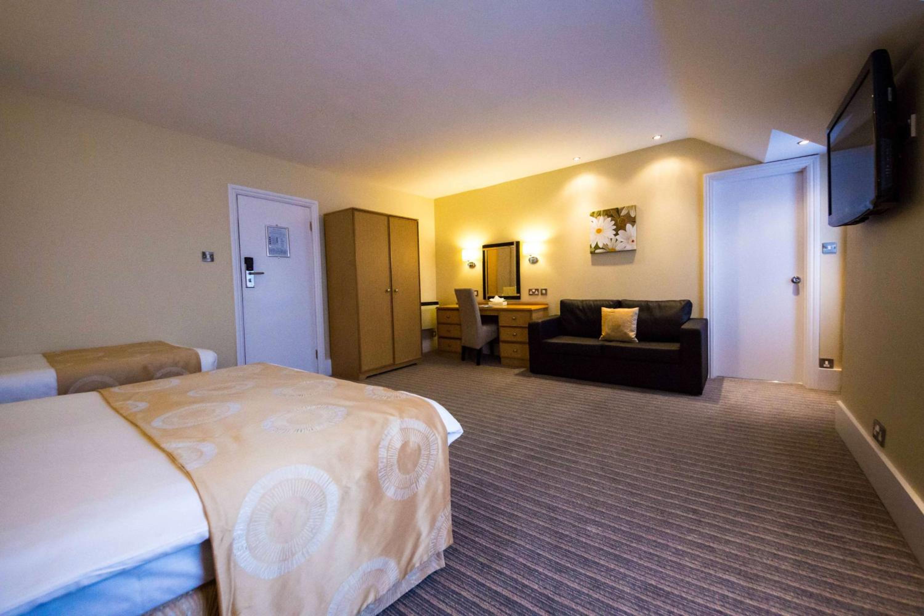 Family Room with One Double Bed and Two Single Beds - Non-Smoking photo 1