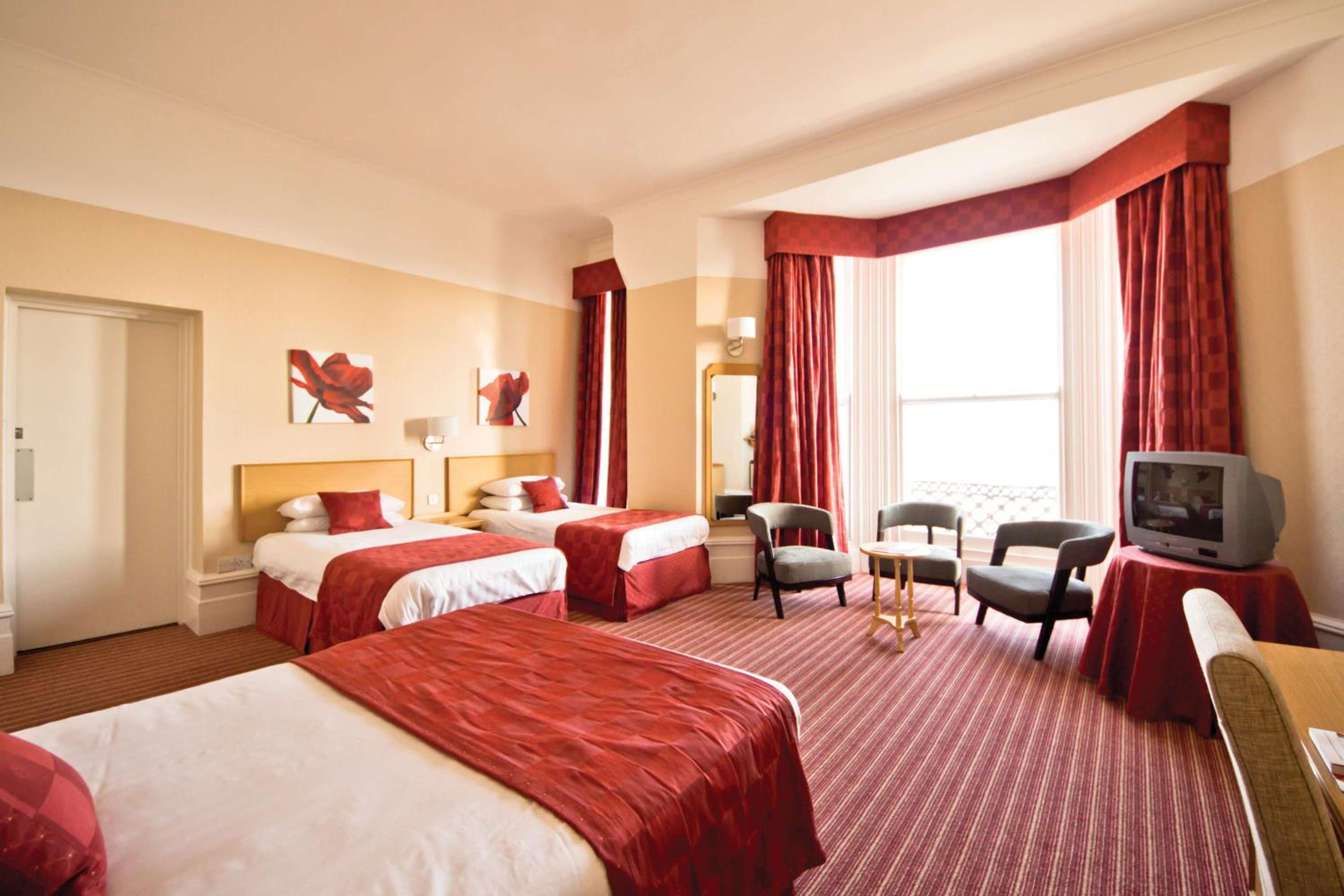 Family Room with One Double Bed and Two Single Beds - Non-Smoking photo 2