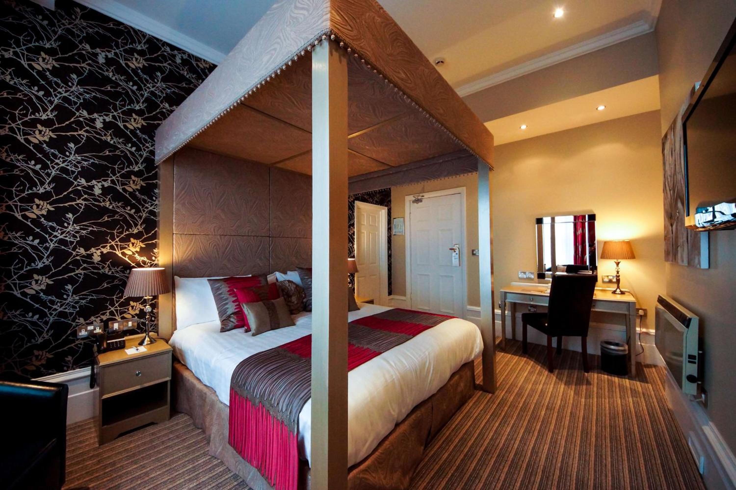 Deluxe King Room with King Bed and View - Non-Smoking