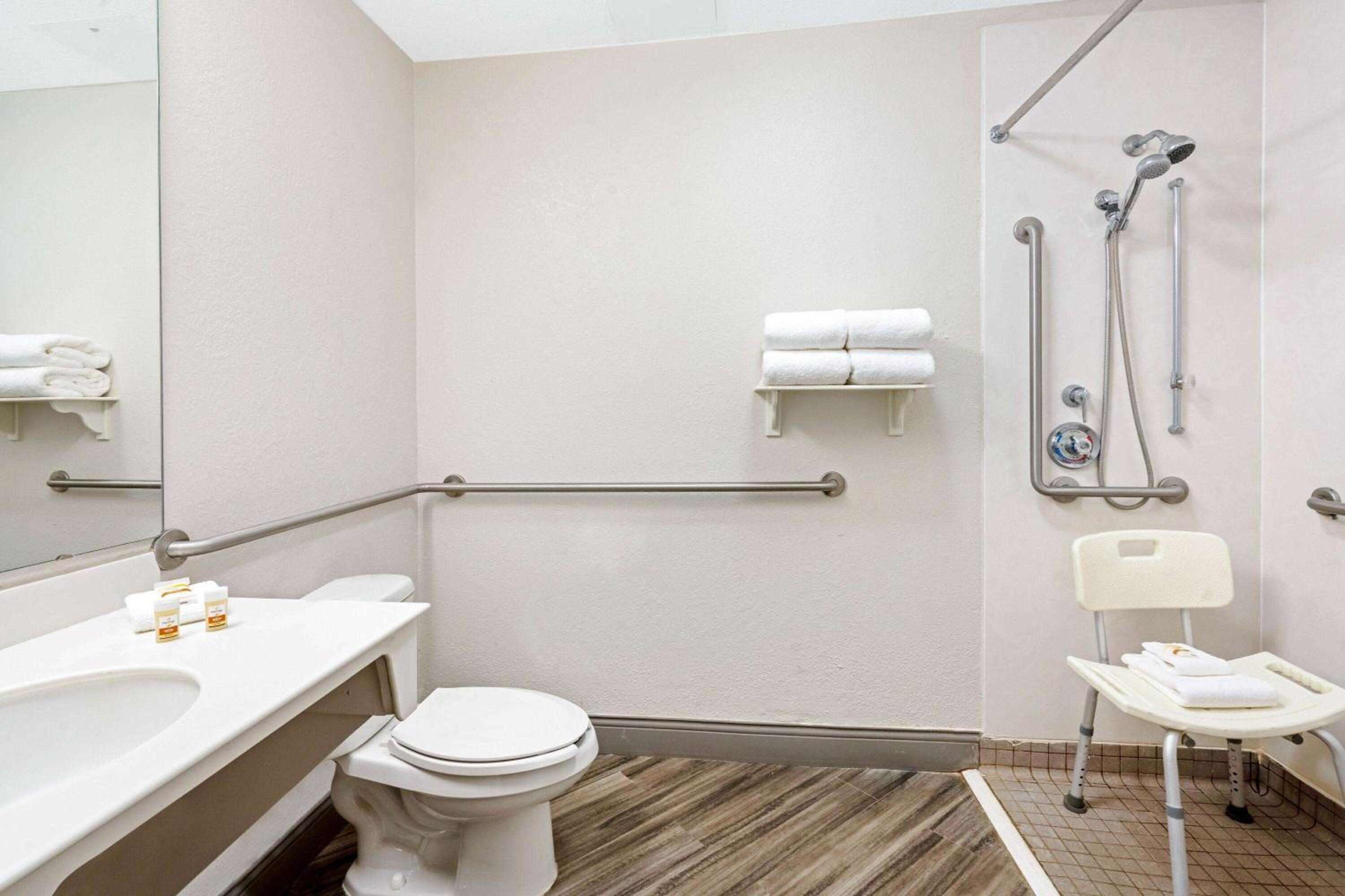 Double Room with Two Double Beds - Disability Access - Photo 8
