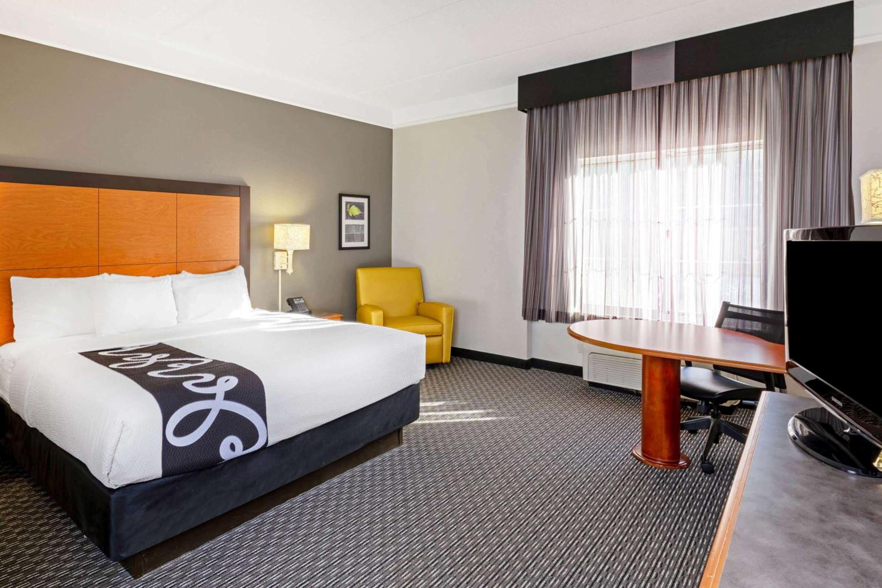 King Room - Non-Smoking - Photo 4