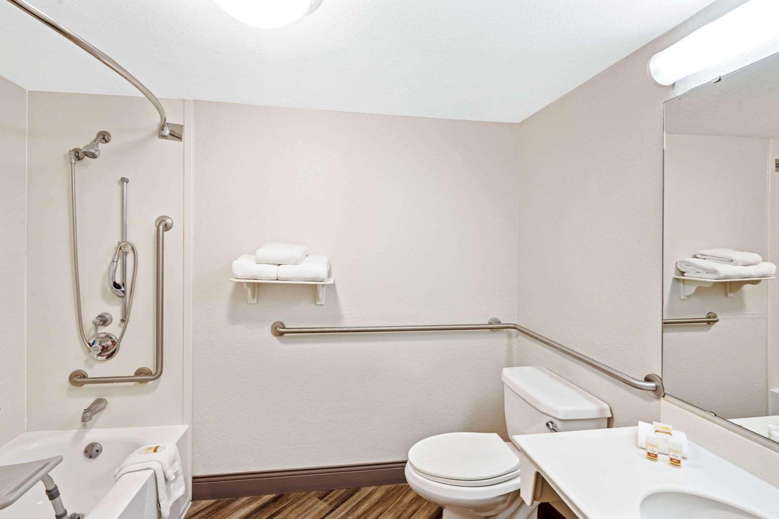Double Room with Two Double Beds - Non-Smoking - Photo 4