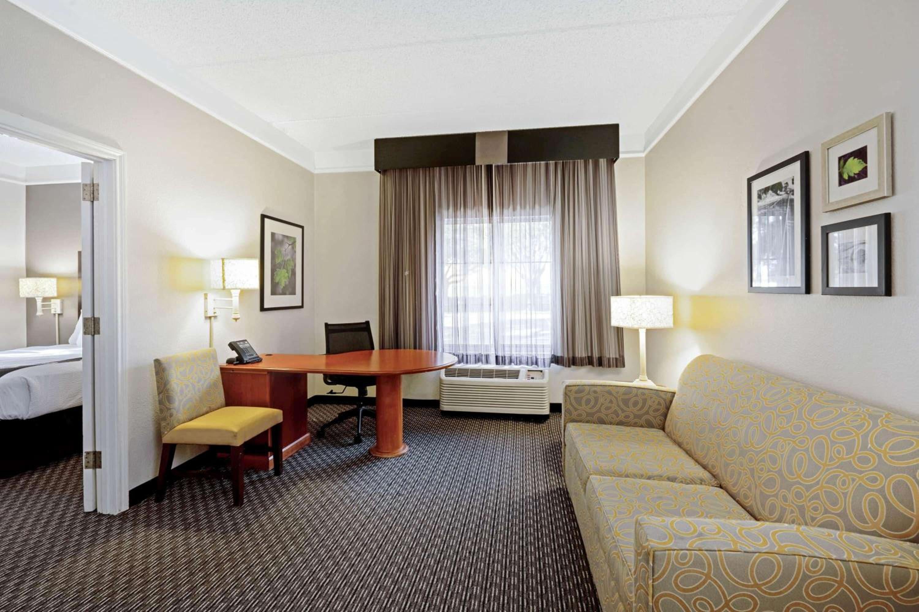 King Studio Suite - Non-Smoking - Photo 5