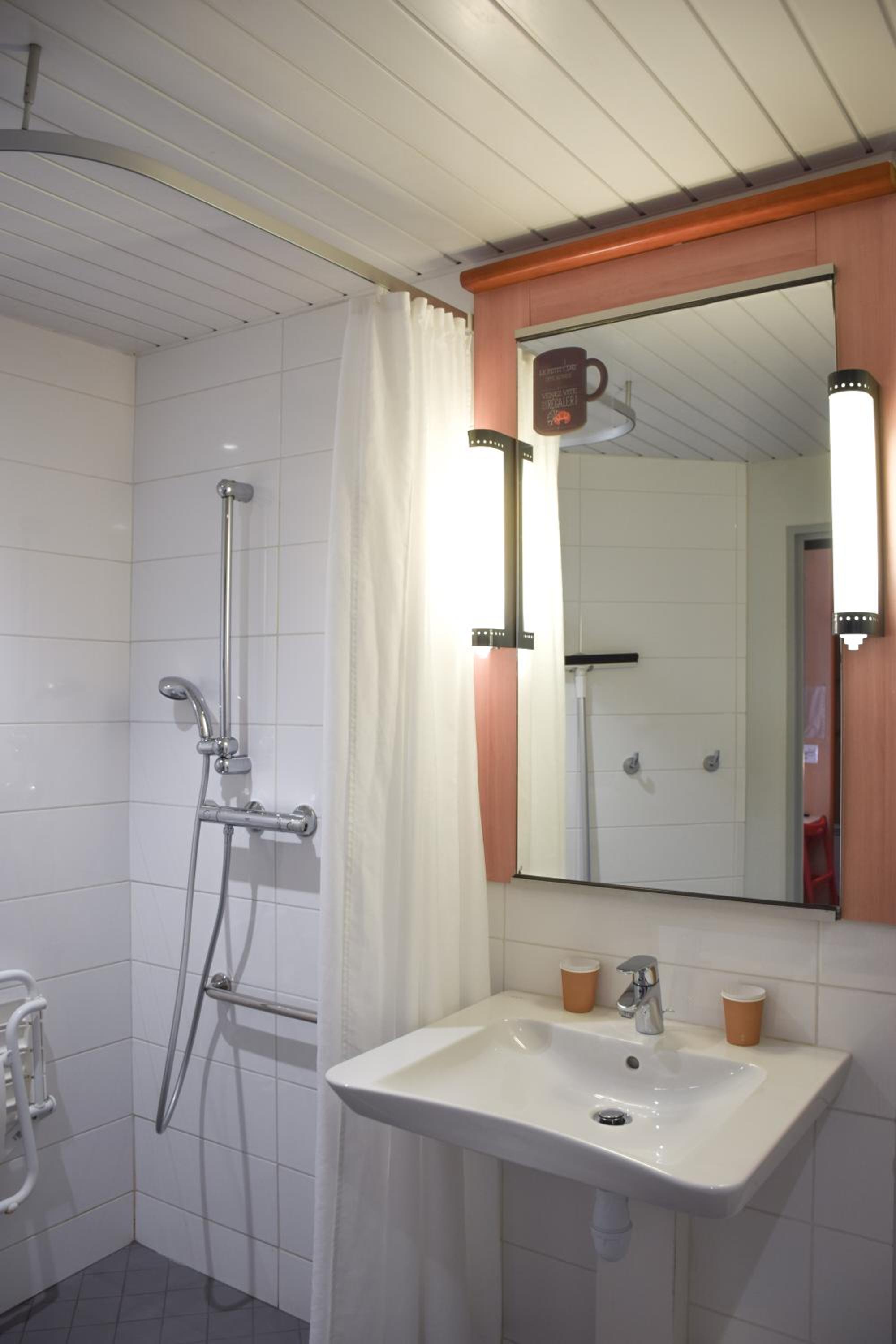 Standard Double Room - Disability Access - Photo 5