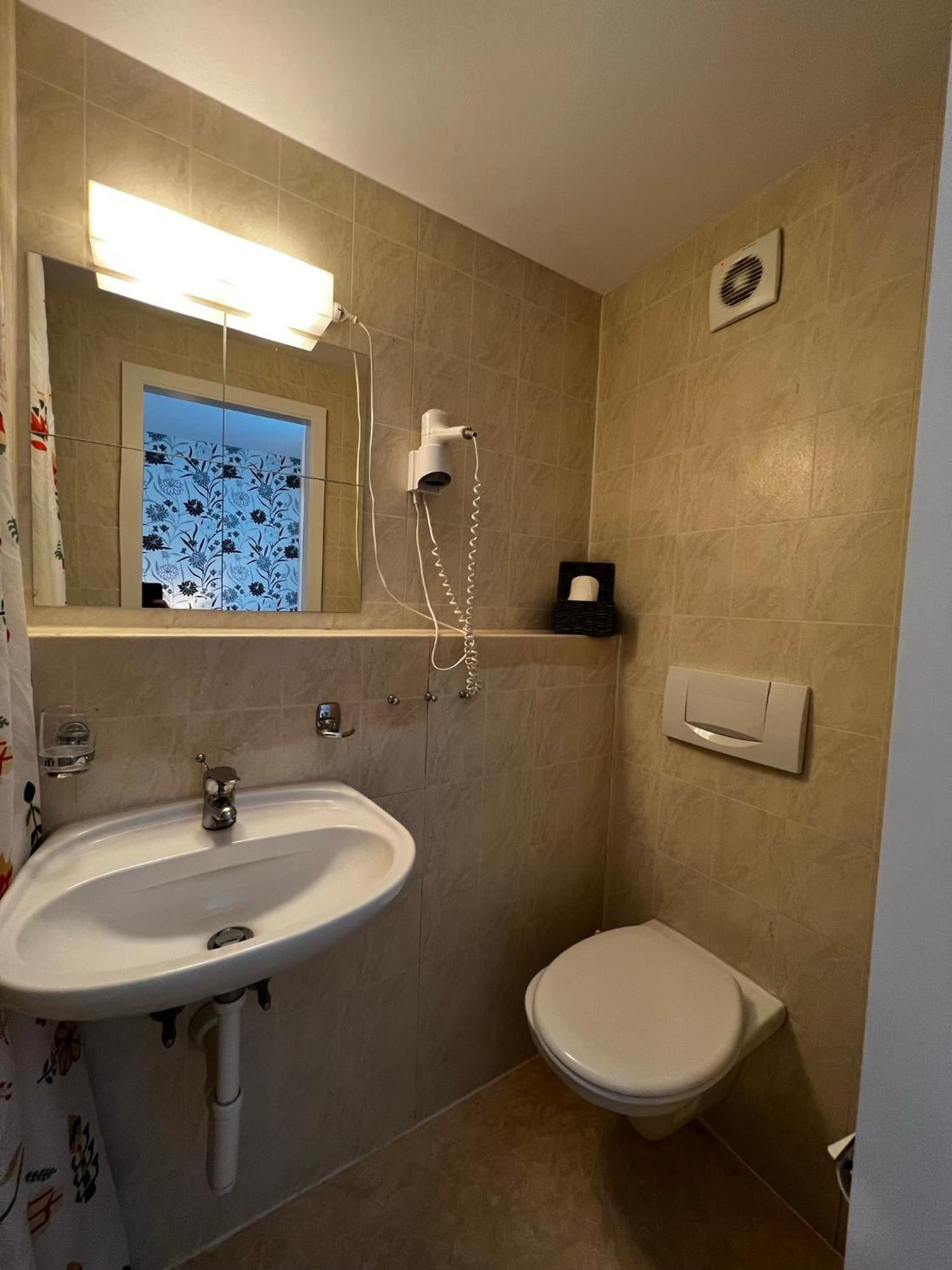 Budget Twin Room photo 3