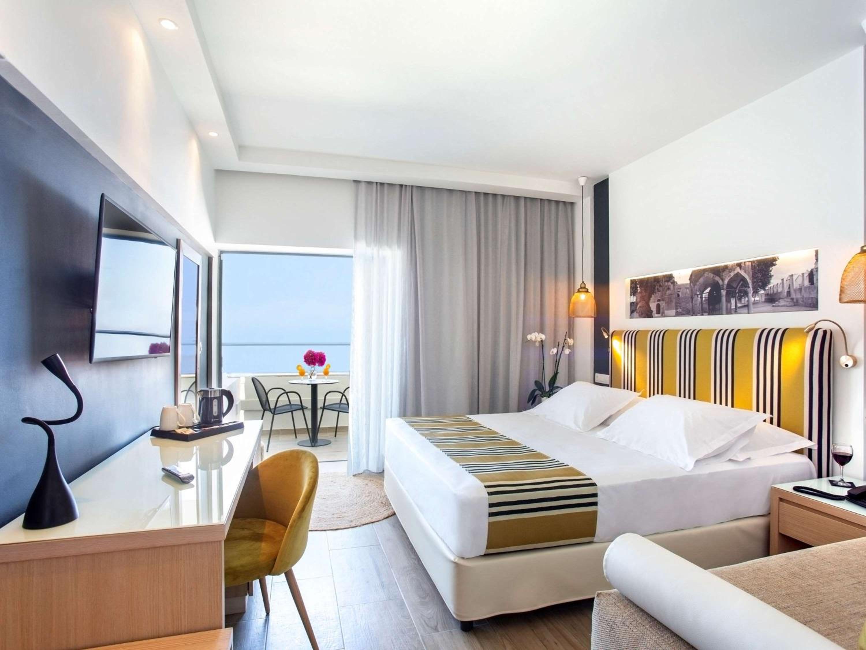 Privilege Room with Kingbed or Twin bed, single Sofa bed with Balcony and Sea View - Photo 2