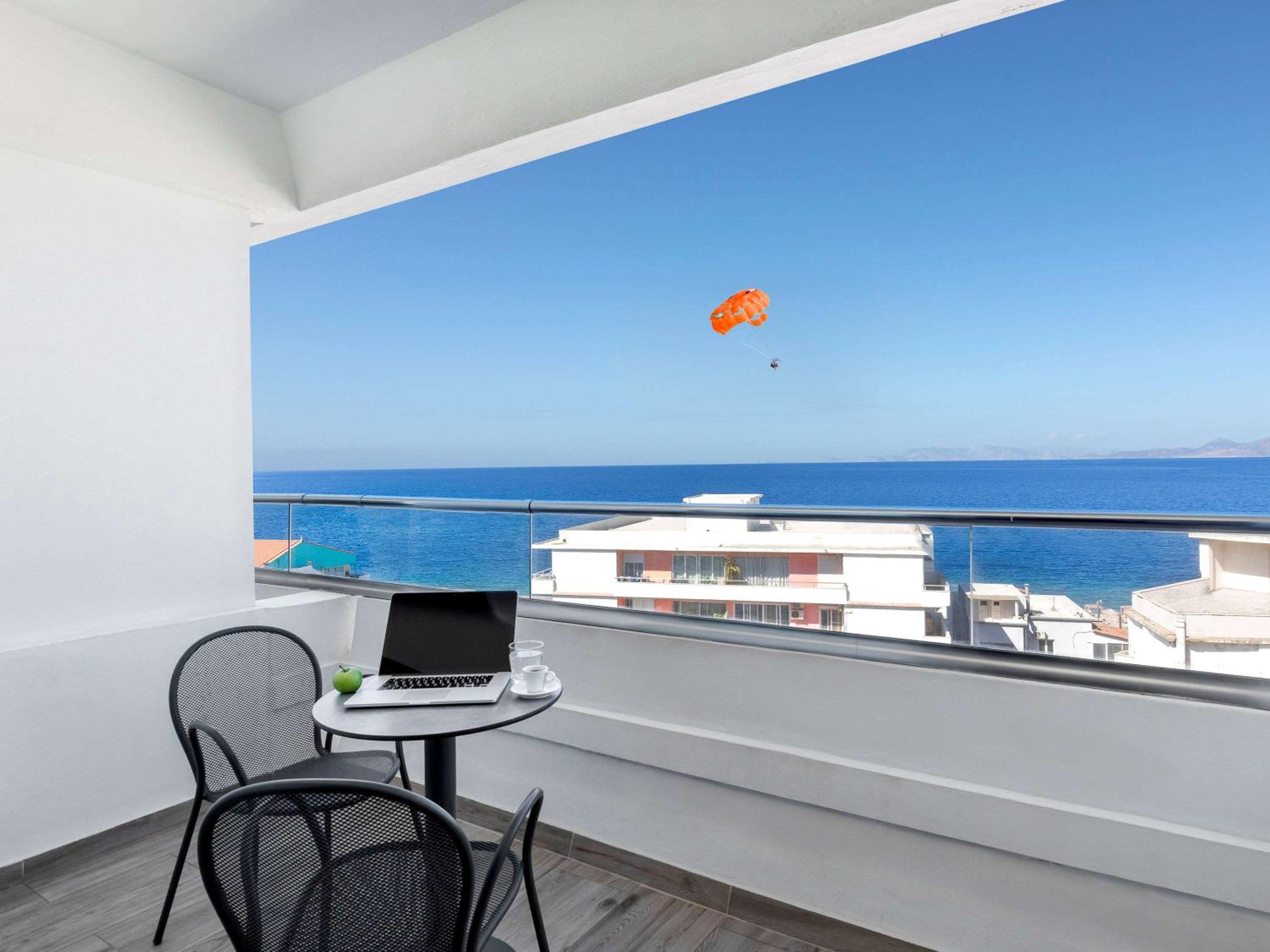 Privilege Room with Kingbed or Twin bed, single Sofa bed with Balcony and Sea View - Photo 5