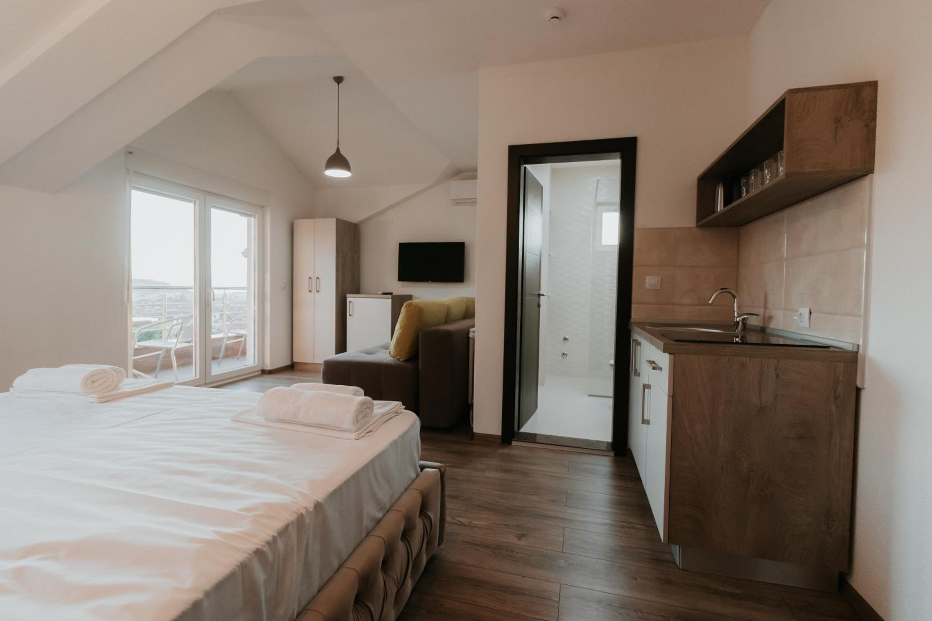 Apartment with Lake View