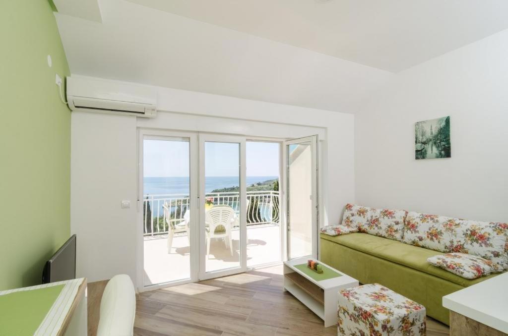 Deluxe One-Bedroom Apartment with Balcony and Sea View photo 1