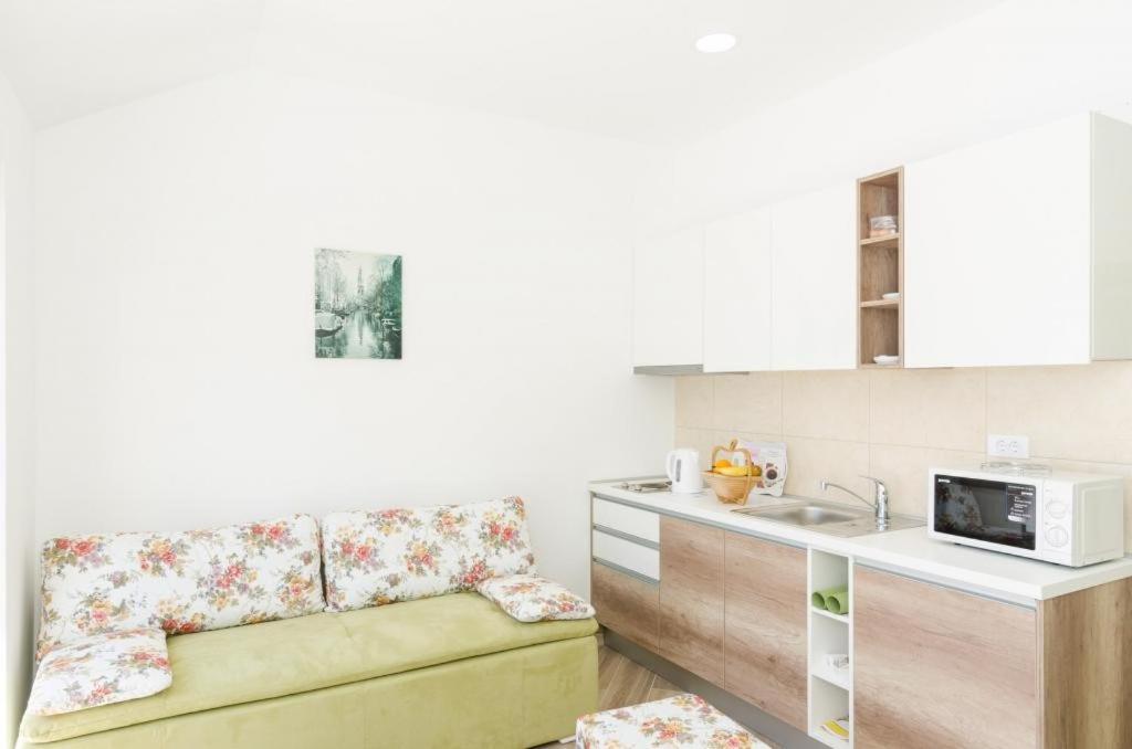 Deluxe One-Bedroom Apartment with Balcony and Sea View photo 3