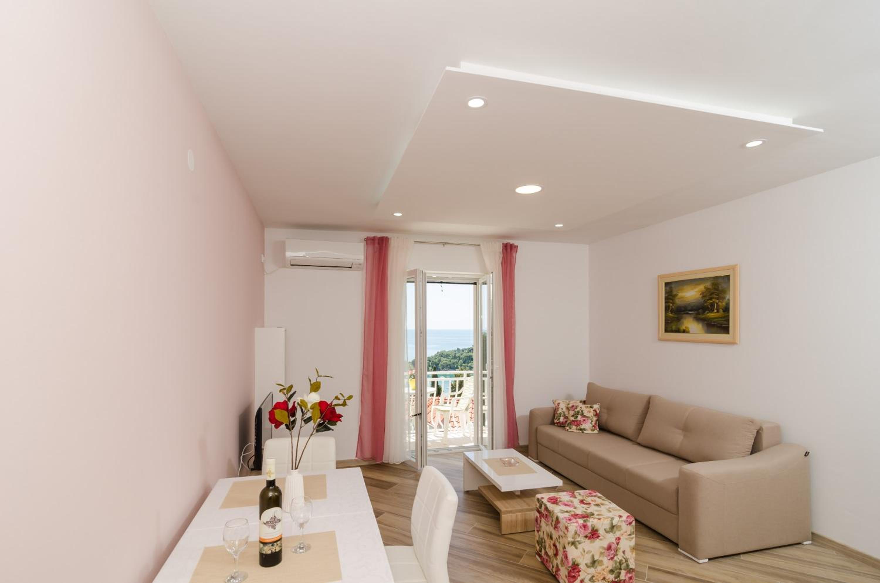 Comfort One-Bedroom Apartment with Balcony and Sea View photo 1