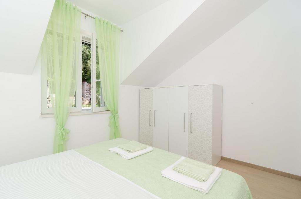 Deluxe One-Bedroom Apartment with Balcony and Sea View photo 2