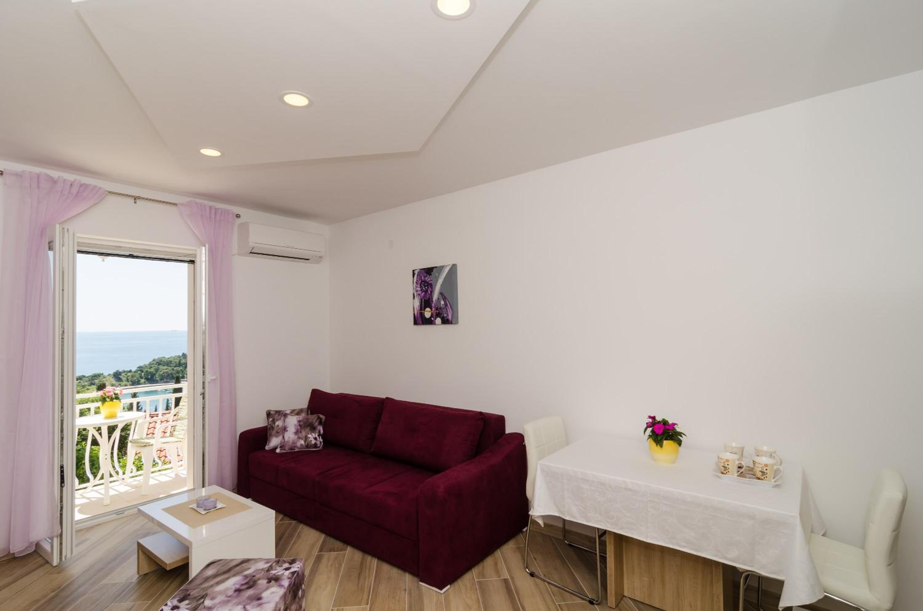 One-Bedroom Apartment with Balcony and Sea View photo 1