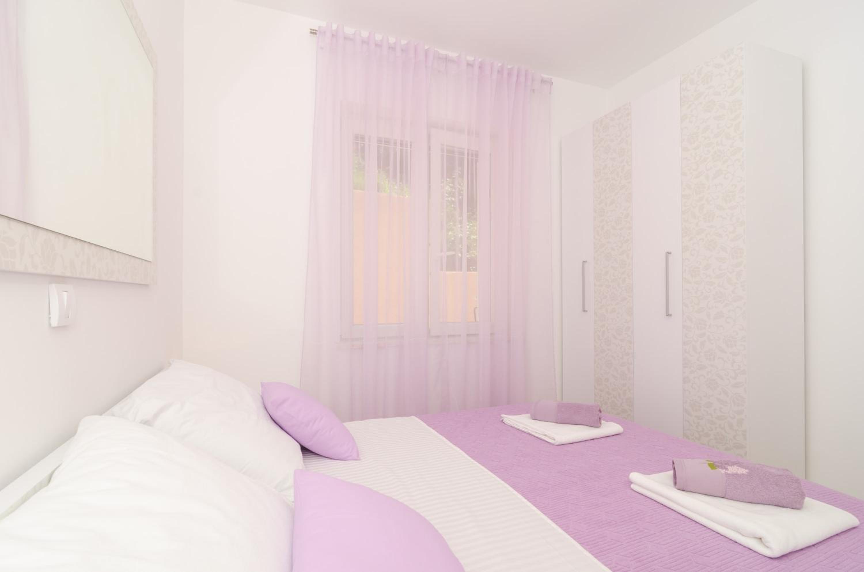 One-Bedroom Apartment with Balcony and Sea View photo 3