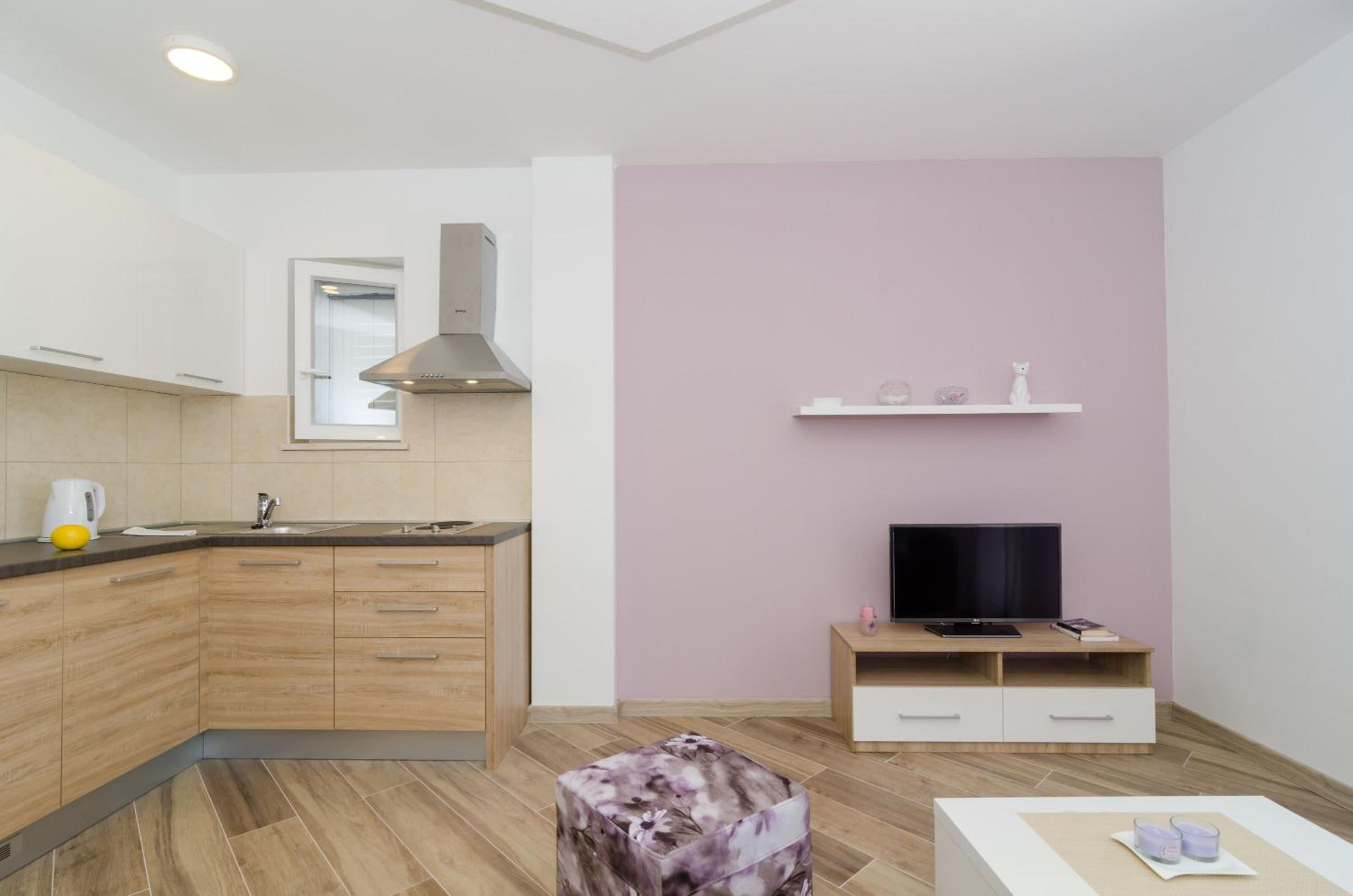 One-Bedroom Apartment with Balcony and Sea View photo 2
