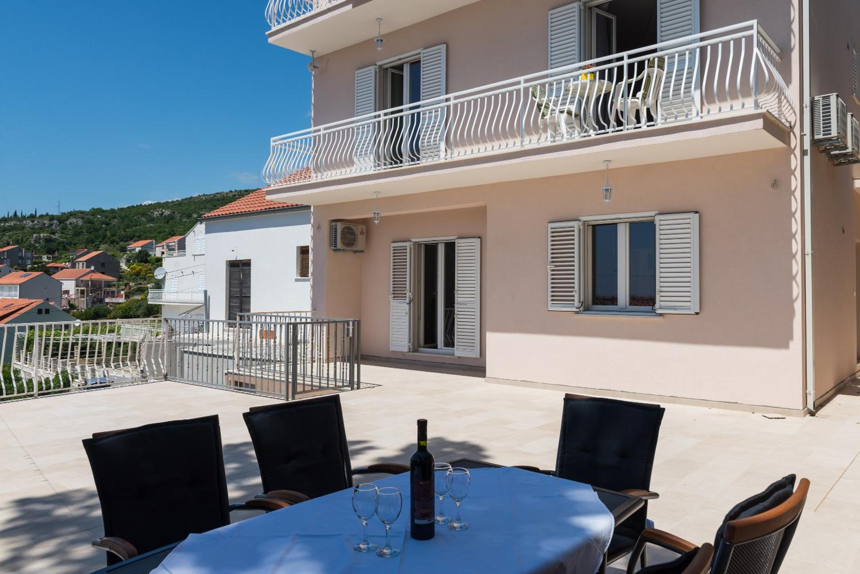 Comfort One-Bedroom Apartment with Balcony and Sea View photo 3