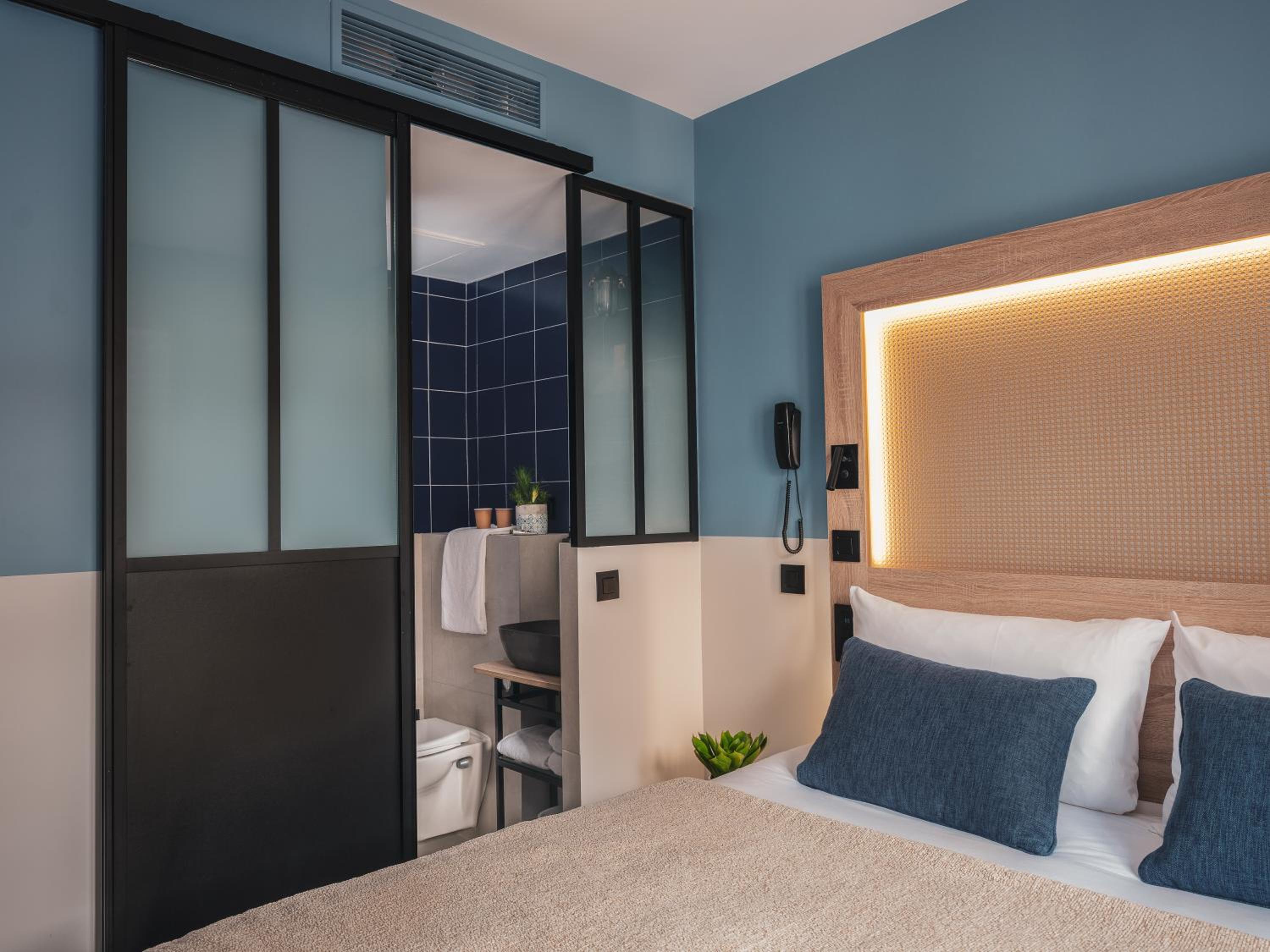 2 Adjacent Rooms