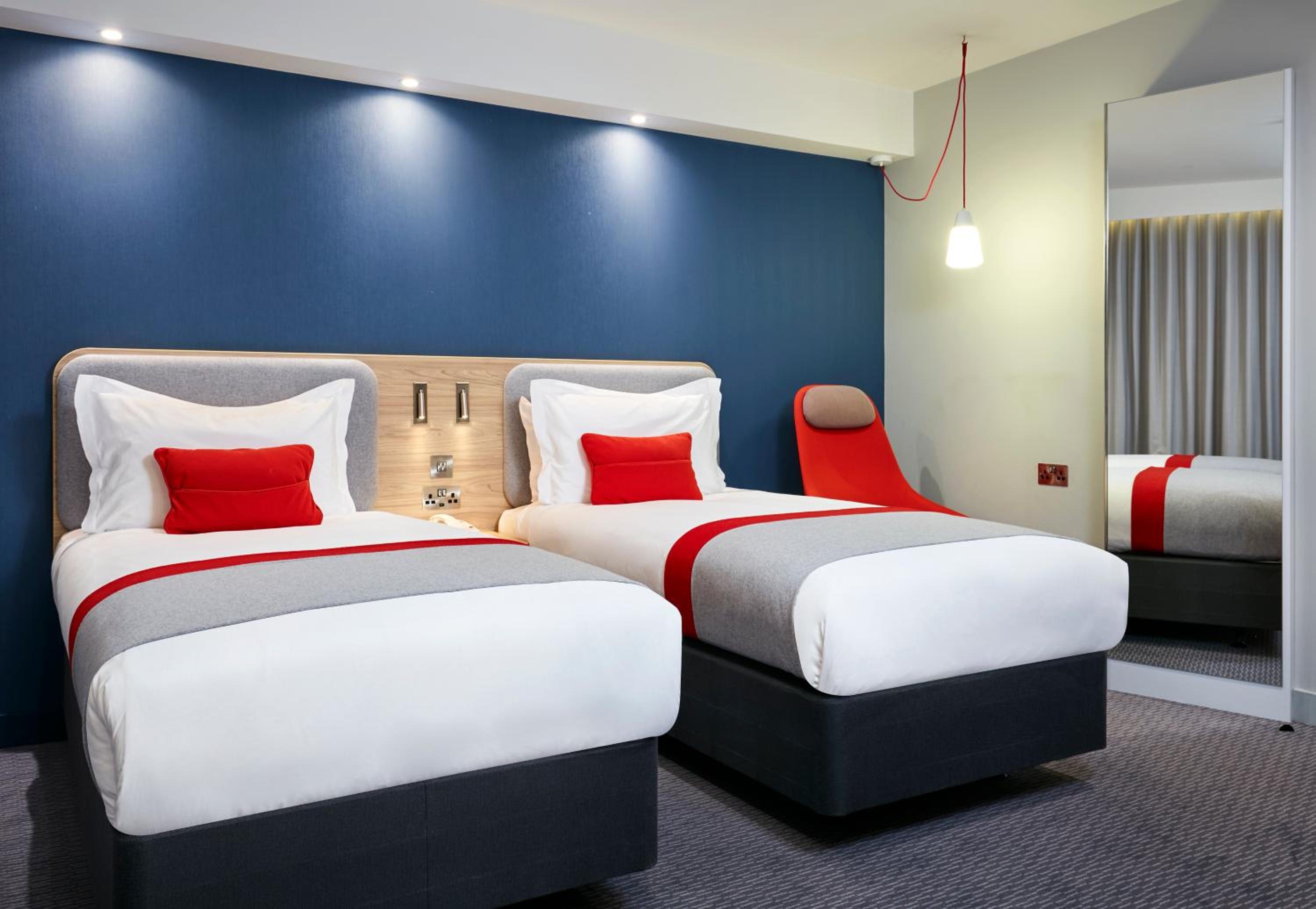 Standard Twin Room with Free Hot Breakfast - Photo 11