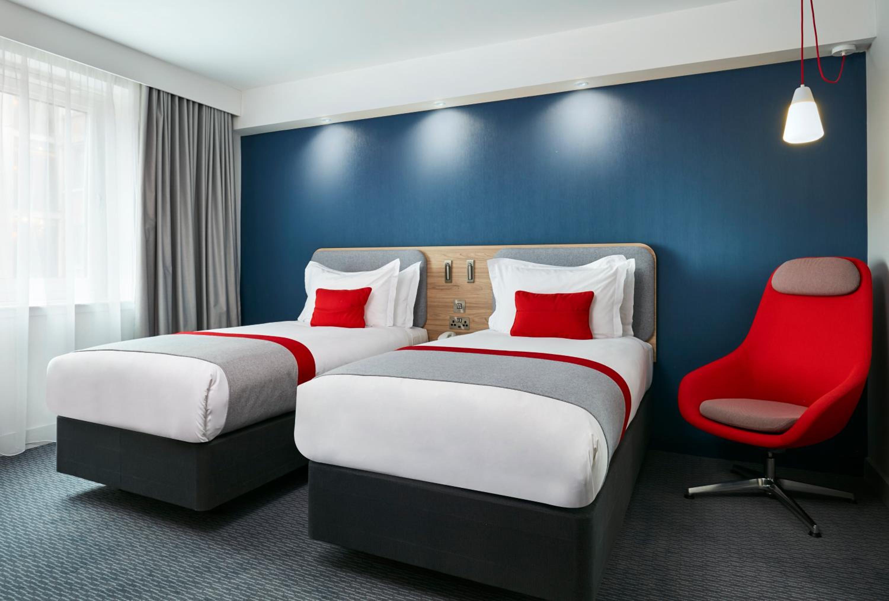 Standard Twin Room with Free Hot Breakfast - Photo 8