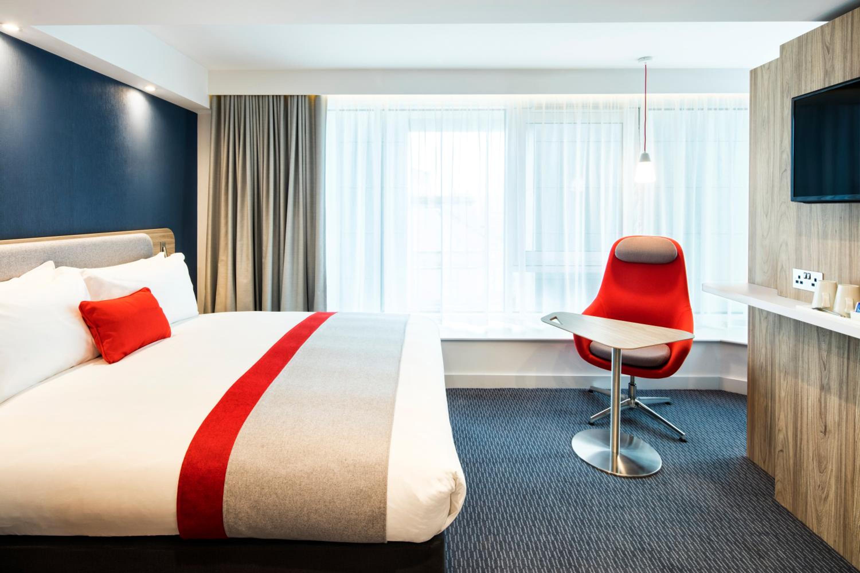 Standard Double Room with Single Sofa Bed and Free Hot Breakfast - Photo 11