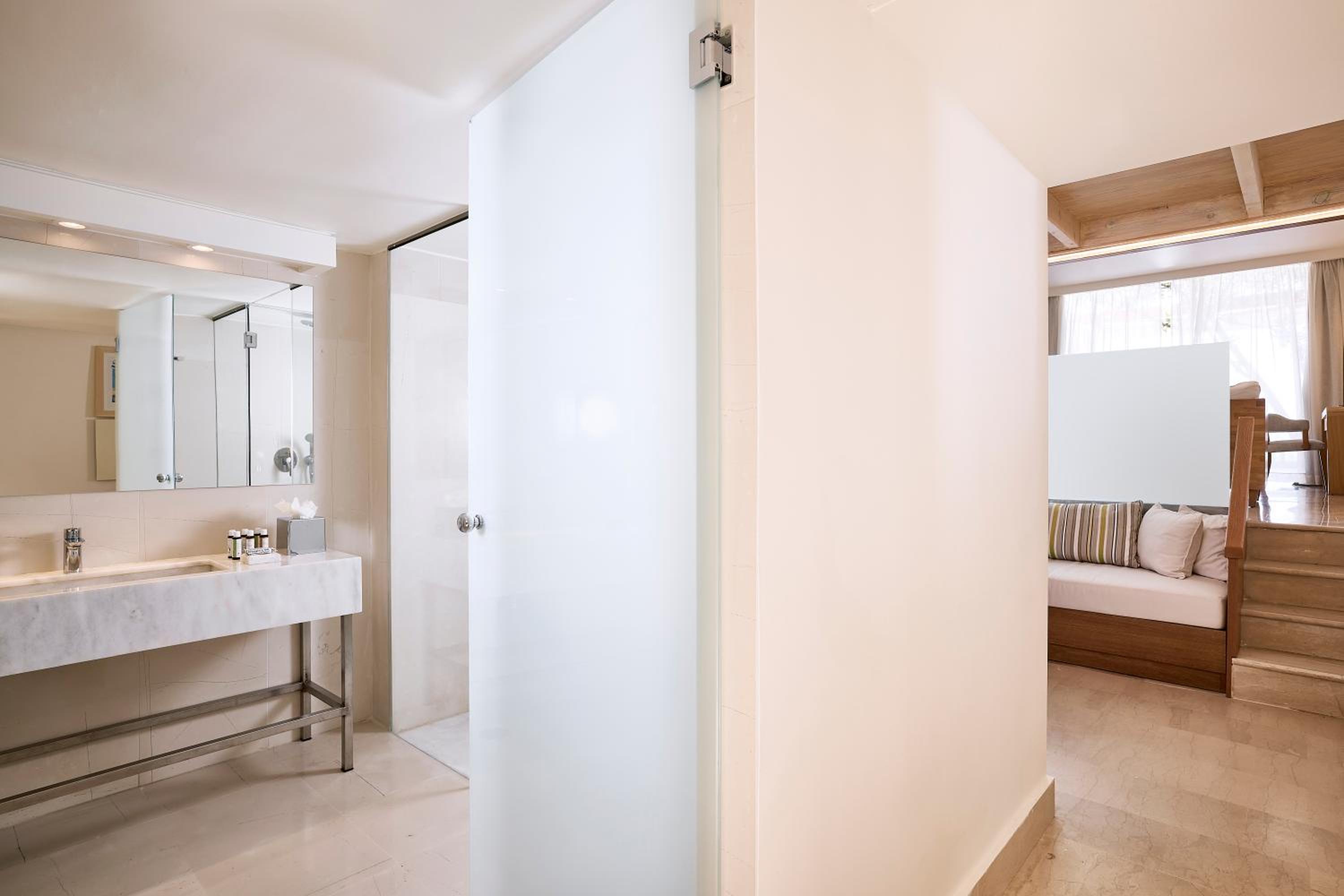 Club Οpen Plan Mezzanine Suite Private Pool Seafront - Odysseas 1/ Odysseas 2