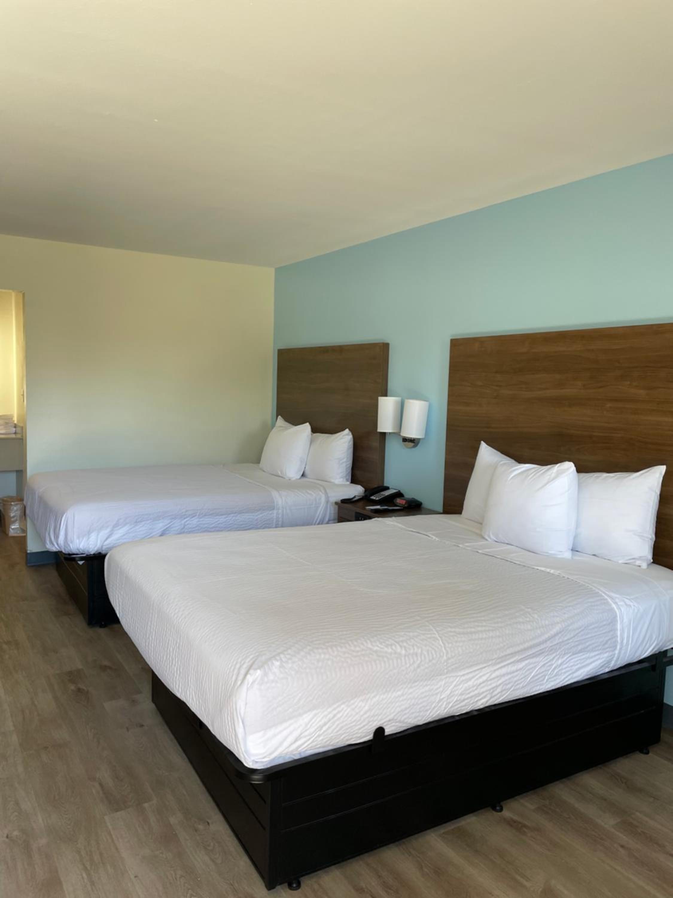 Queen Room with Two Queen Beds - Non-Smoking - Photo 1