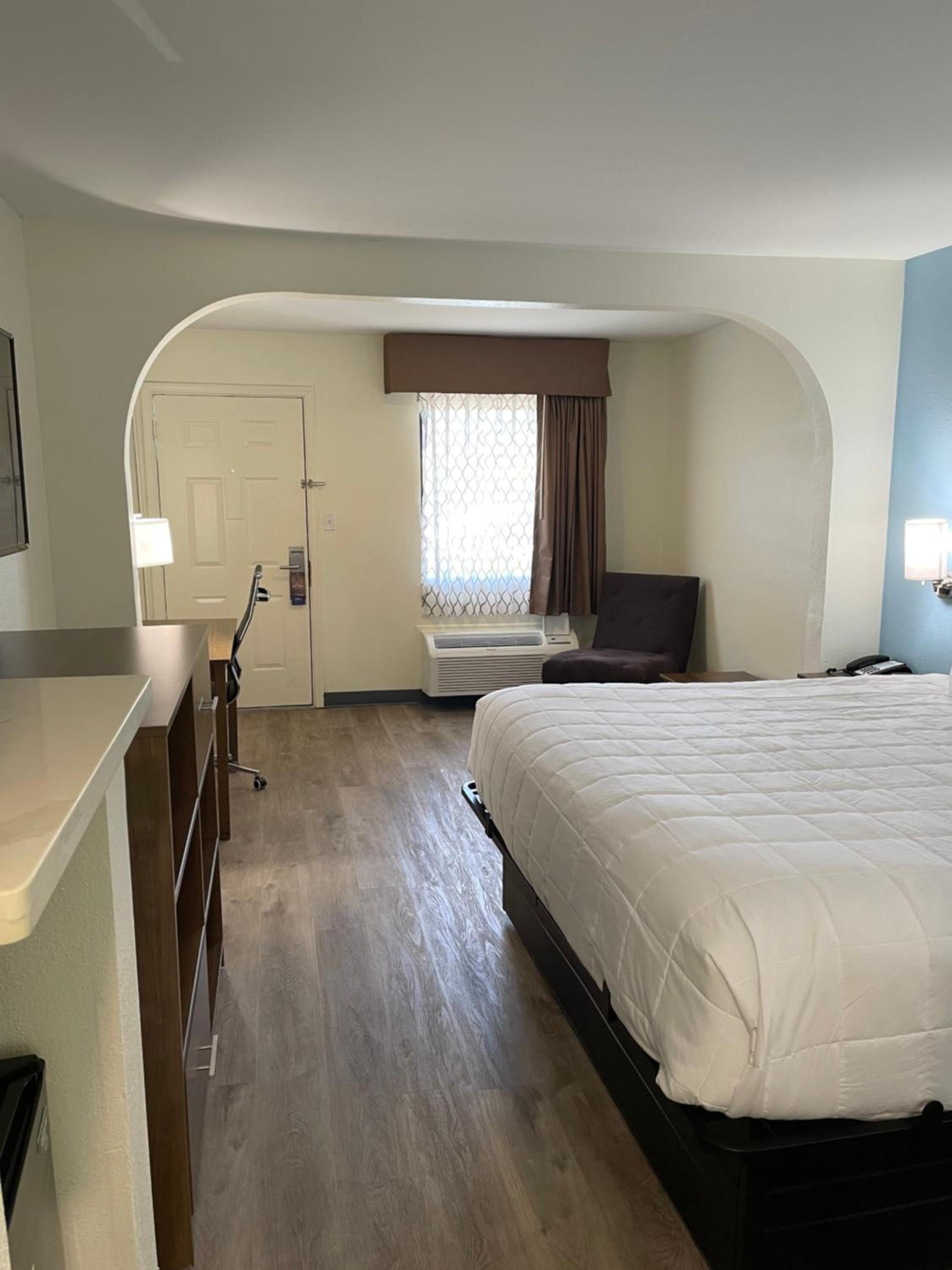 King Room - Mobility Access/Non-Smoking - Photo 1