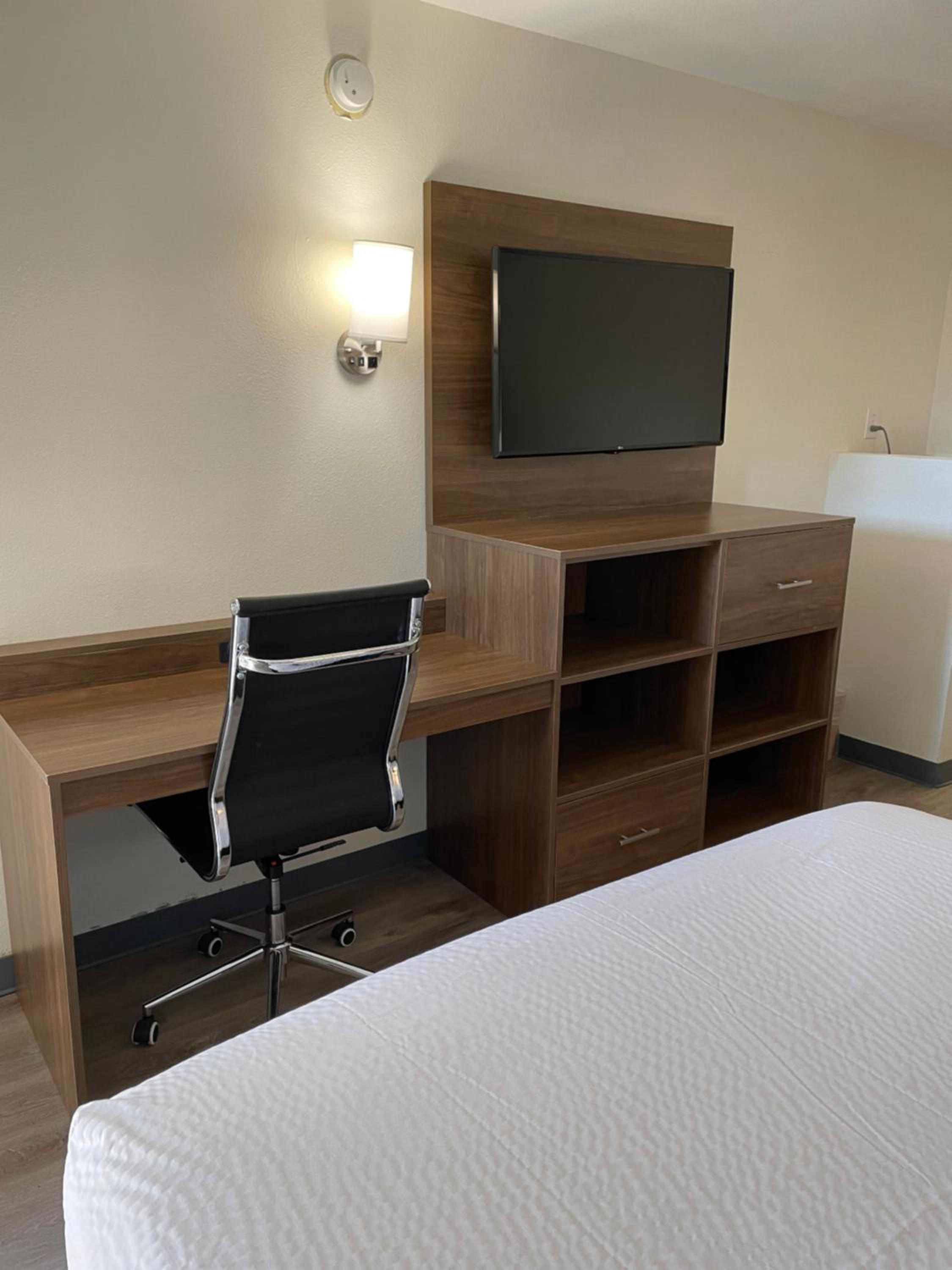 Queen Room with Two Queen Beds - Non-Smoking - Photo 6