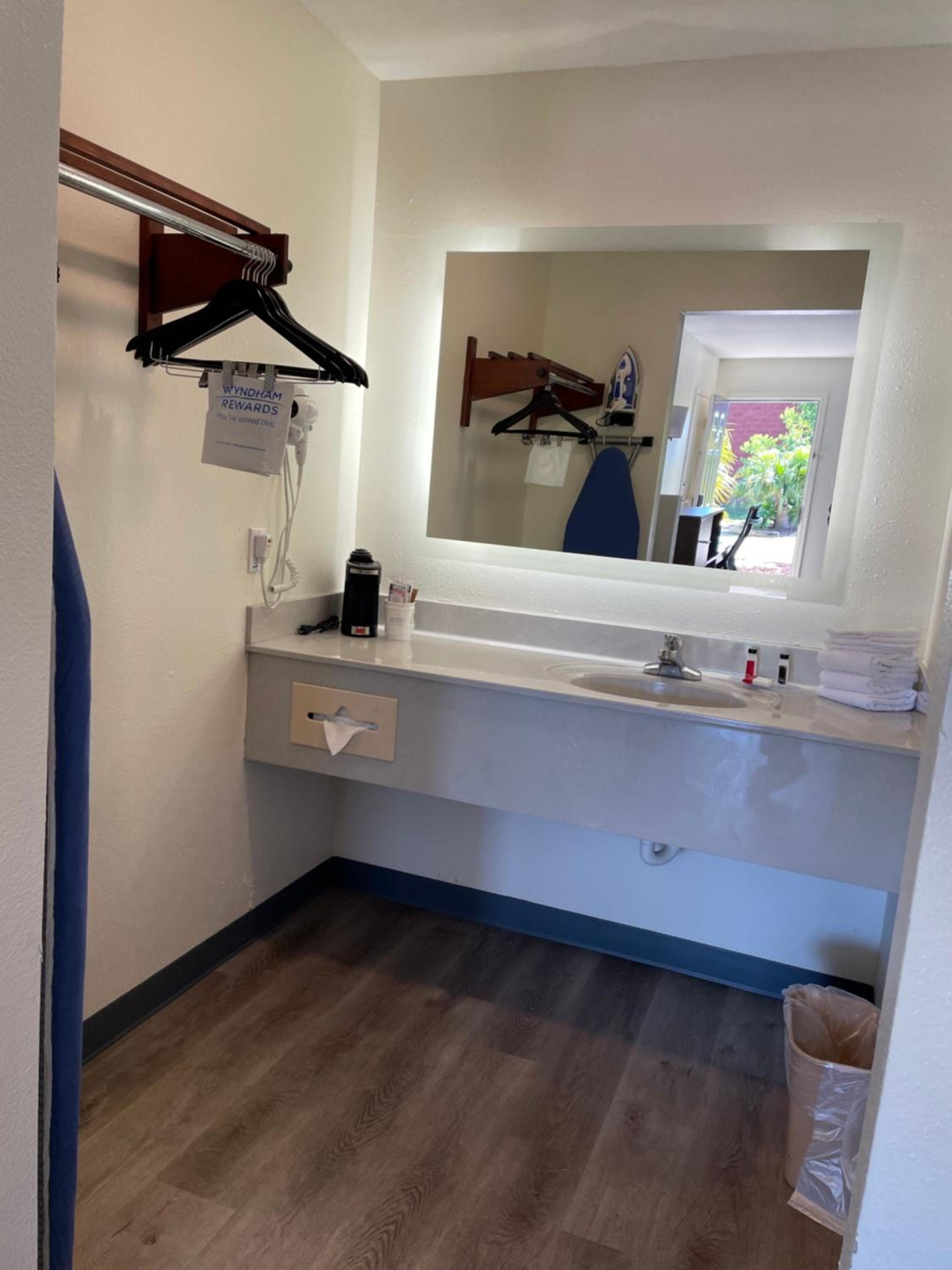King Room - Mobility Access/Non-Smoking - Photo 4