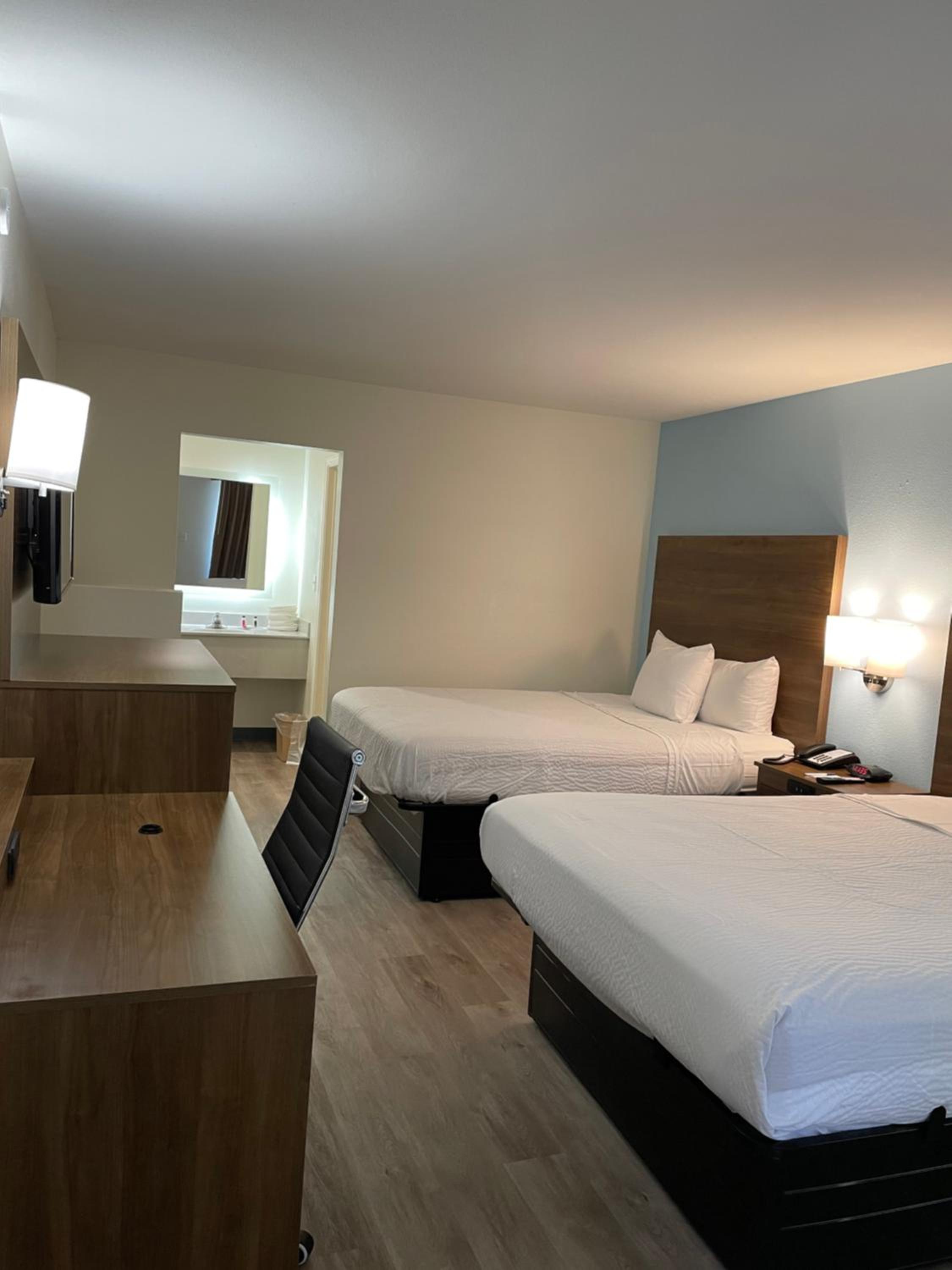 Queen Room with Two Queen Beds - Non-Smoking - Photo 9