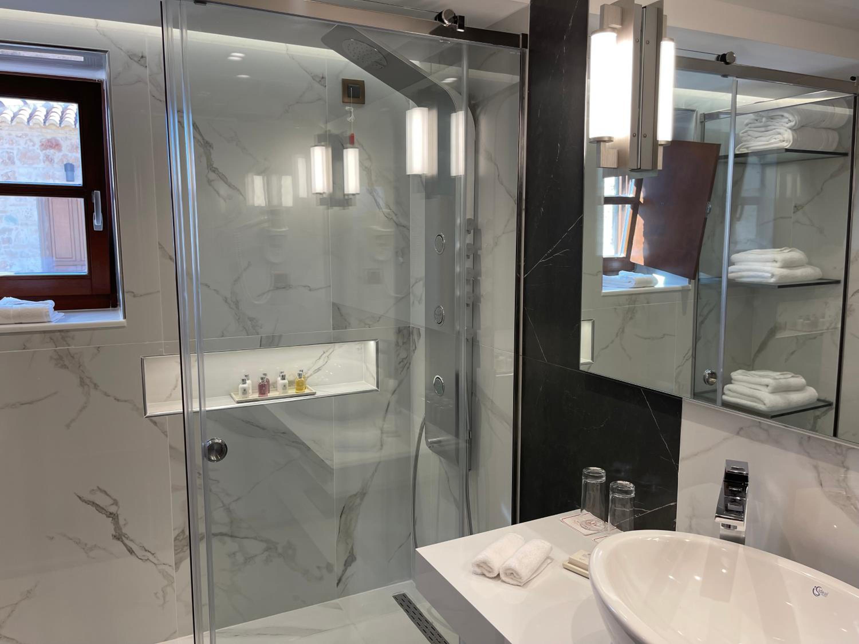 Executive Suite - Photo 3