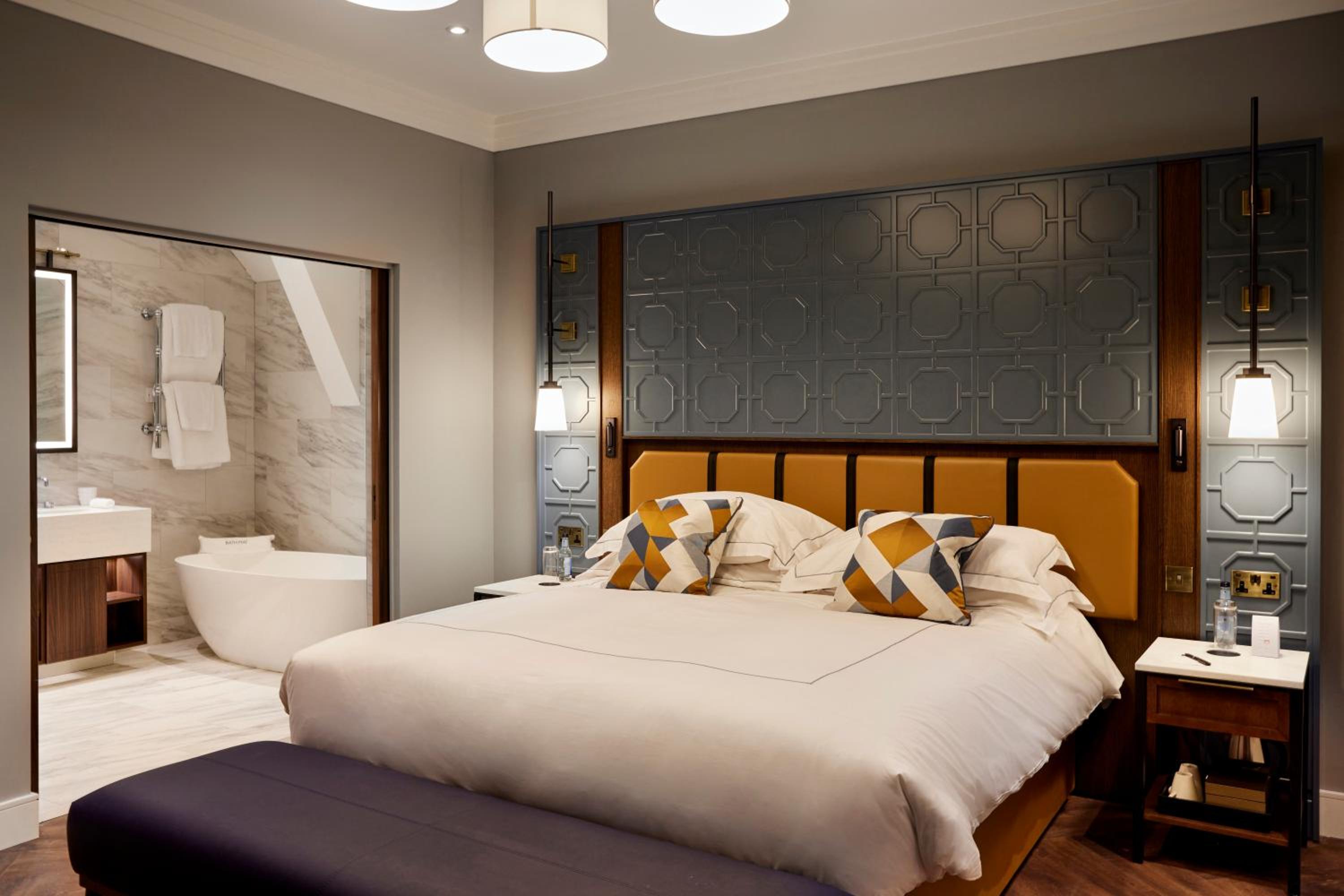Suite - Photo 1