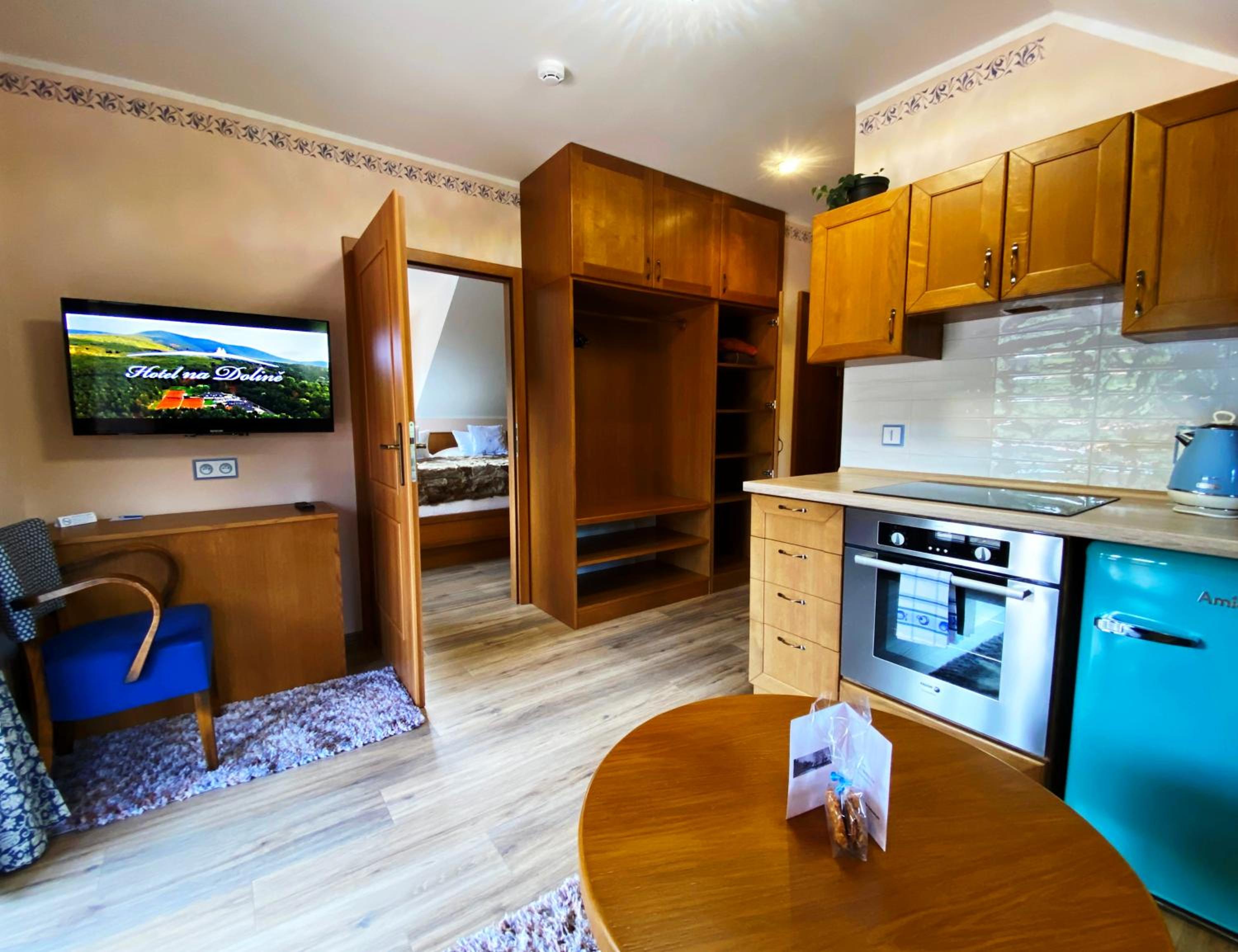 Suite with Hot Tub - Photo 4