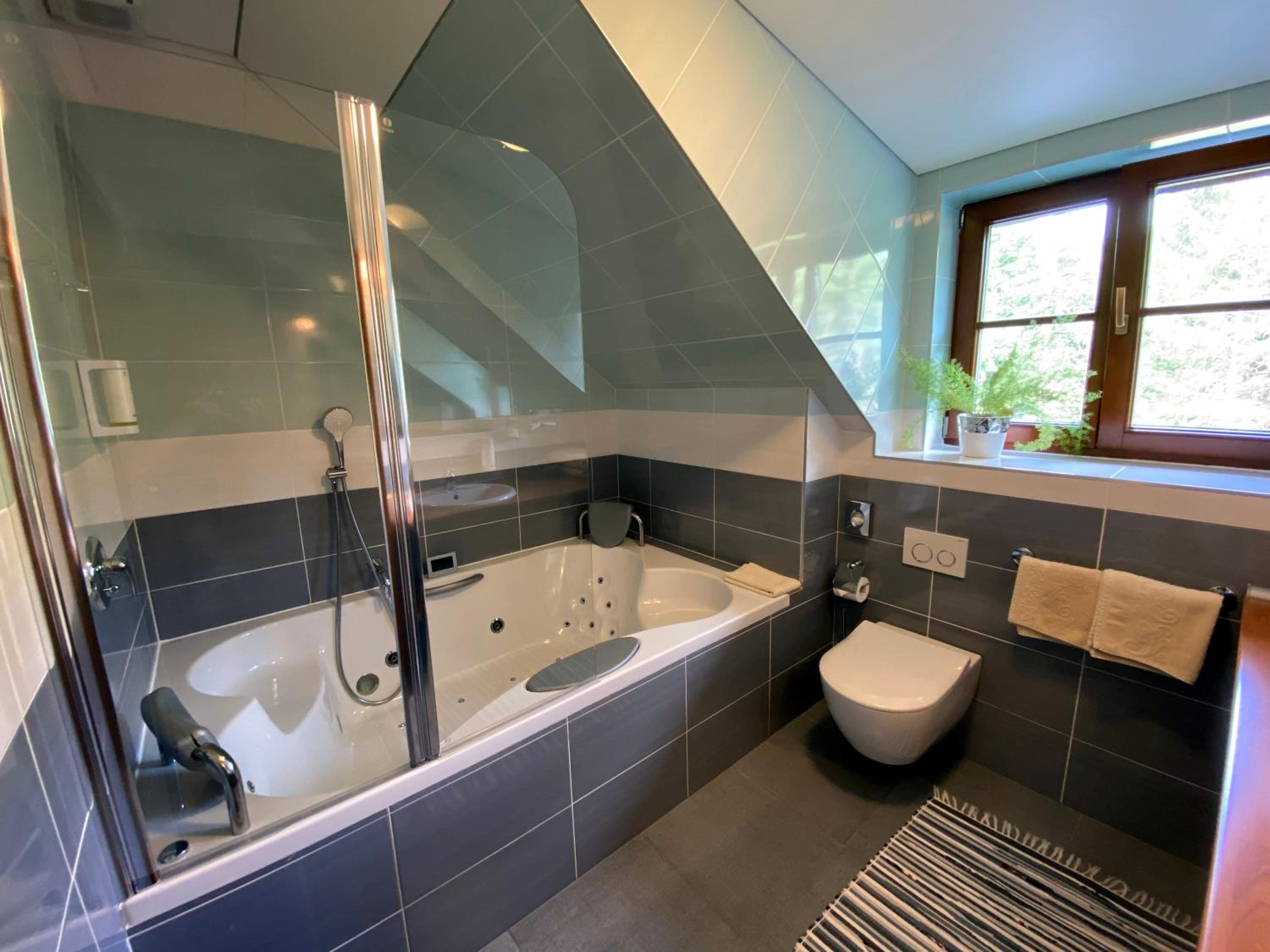 Suite with Hot Tub - Photo 2