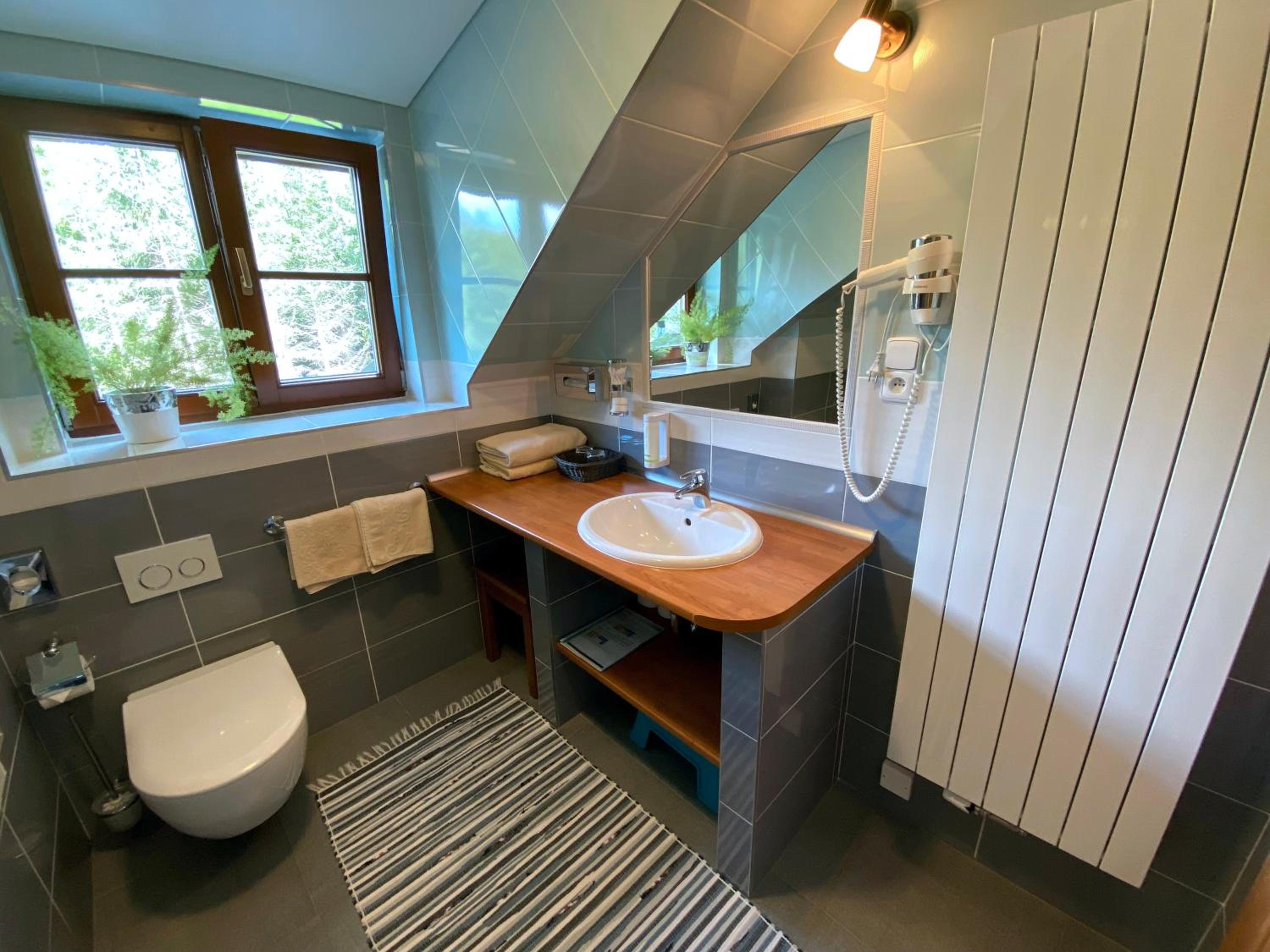 Suite with Hot Tub - Photo 8