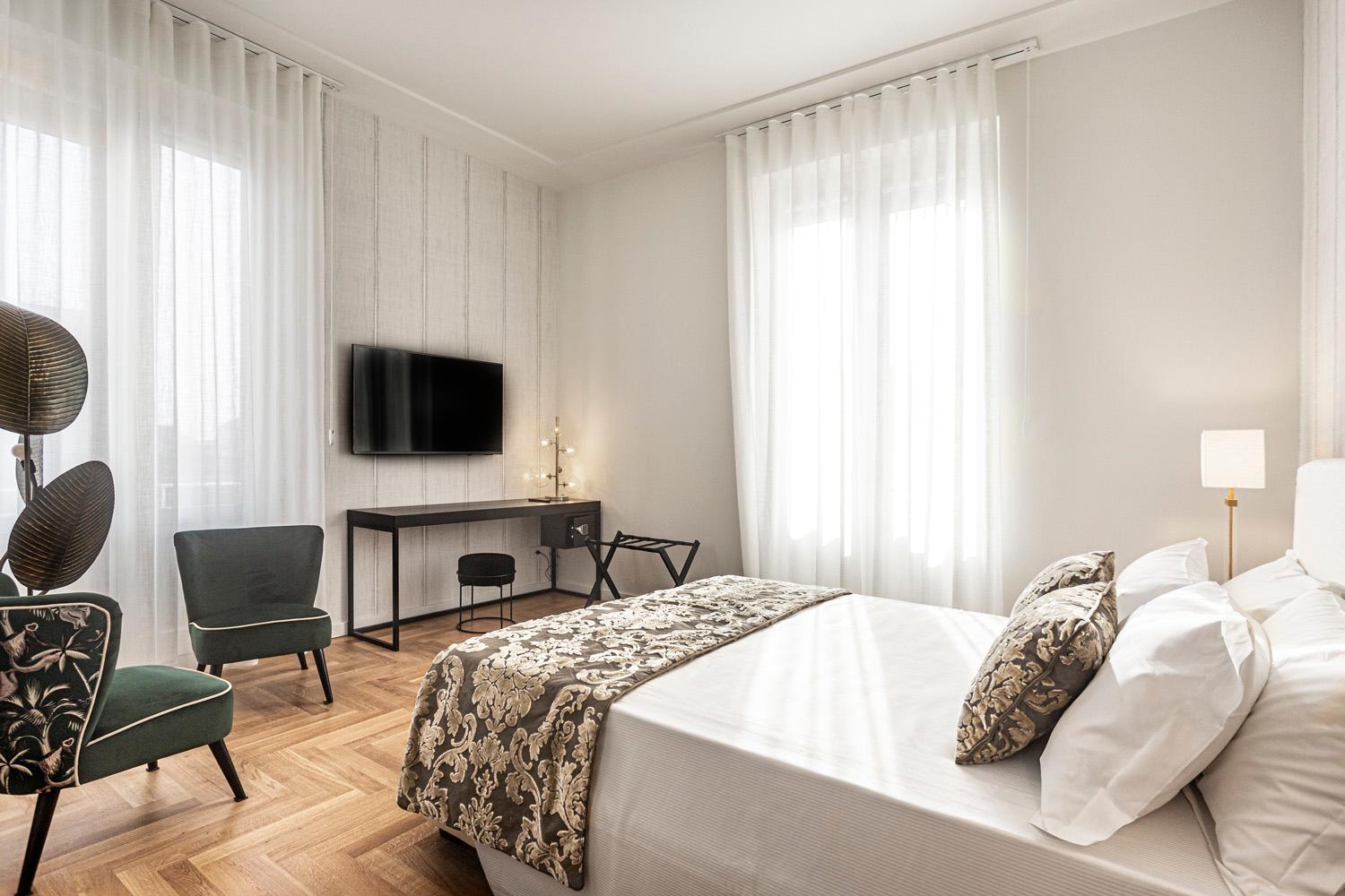 Deluxe Double Room with Balcony and Sea View - Photo 11