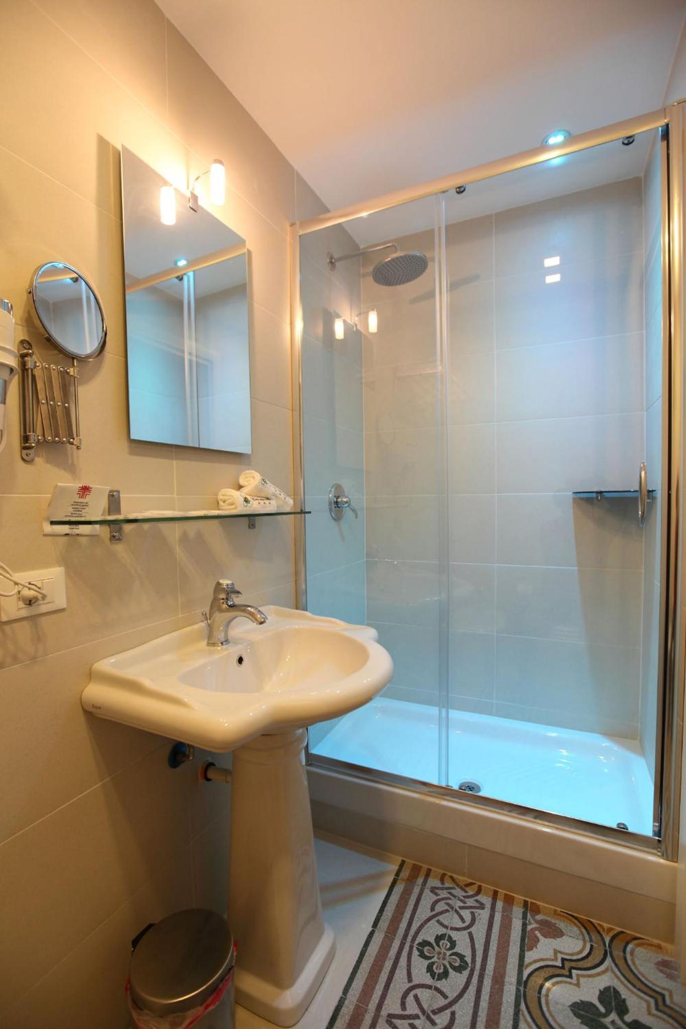 Deluxe Quadruple Room - Photo 10